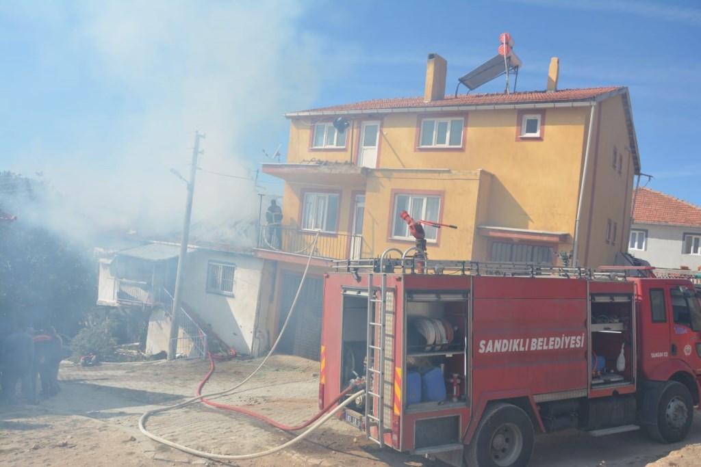 SANDIKLI KIZIK KÖYÜNDE YANGIN!