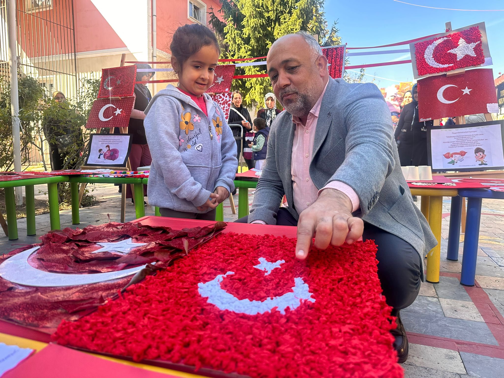 Müdür Baba Kasapoğlu’nun Tek Kare Fotoğrafı Yürekleri Isıttı