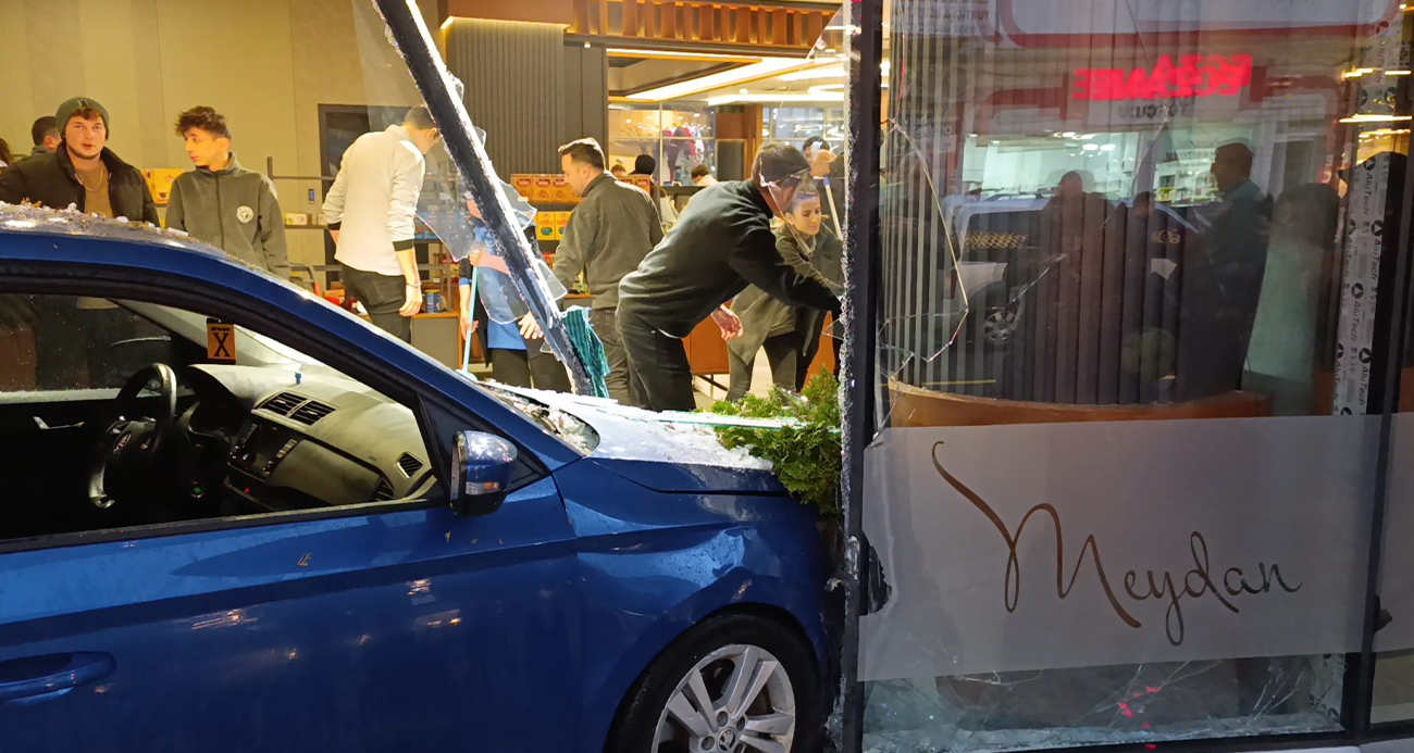 HIZINI ALAMAYAN OTOMOBİL KAFEYE DALDI