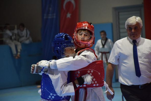 Taekwondo Müsabakaları Afyonkarahisar'da İlk Kez Elektronik Sistemde Yapıldı