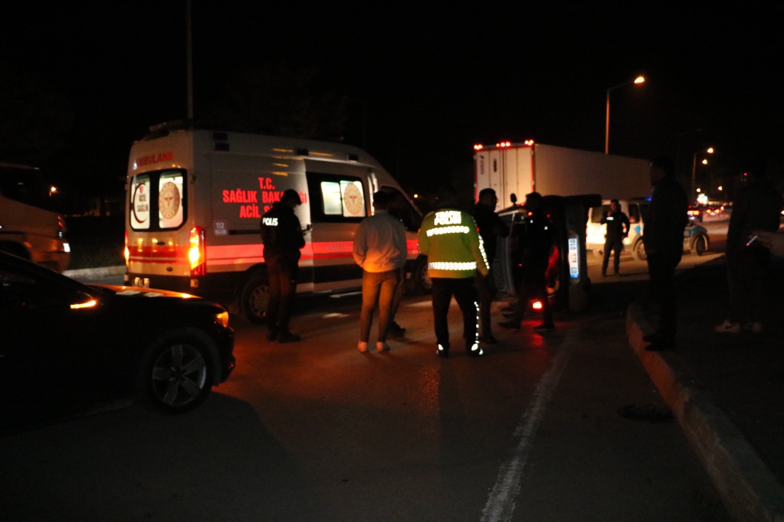 Afyon'fa Feci Kaza: Refüje çarpıp takla attı!  Kazada araçta aynı aileden 5 kişi yaralandı