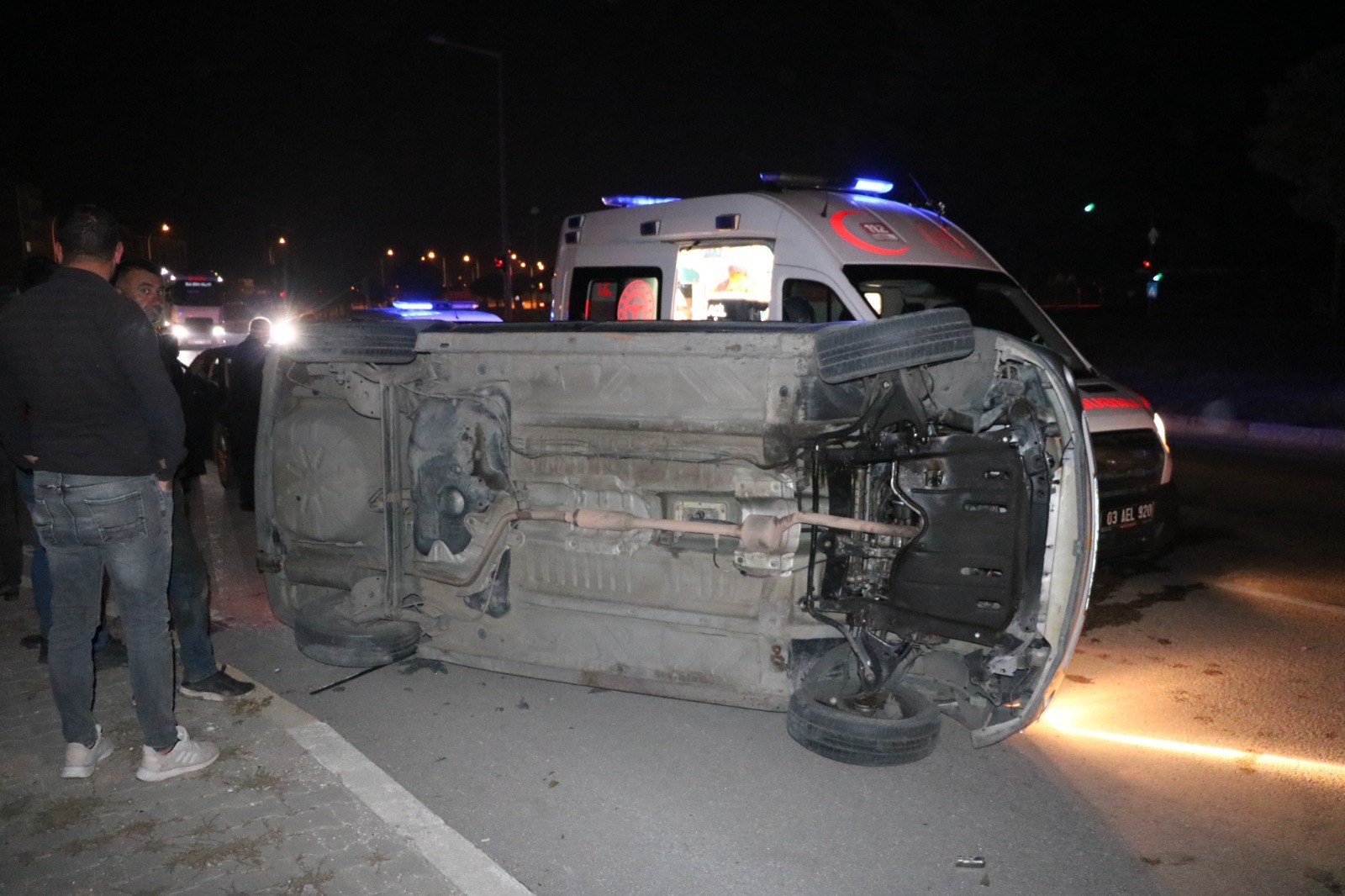 Afyon'fa Feci Kaza: Refüje çarpıp takla attı!  Kazada araçta aynı aileden 5 kişi yaralandı