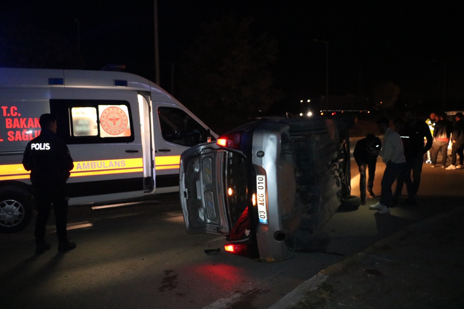 Afyon'fa Feci Kaza: Refüje çarpıp takla attı!  Kazada araçta aynı aileden 5 kişi yaralandı