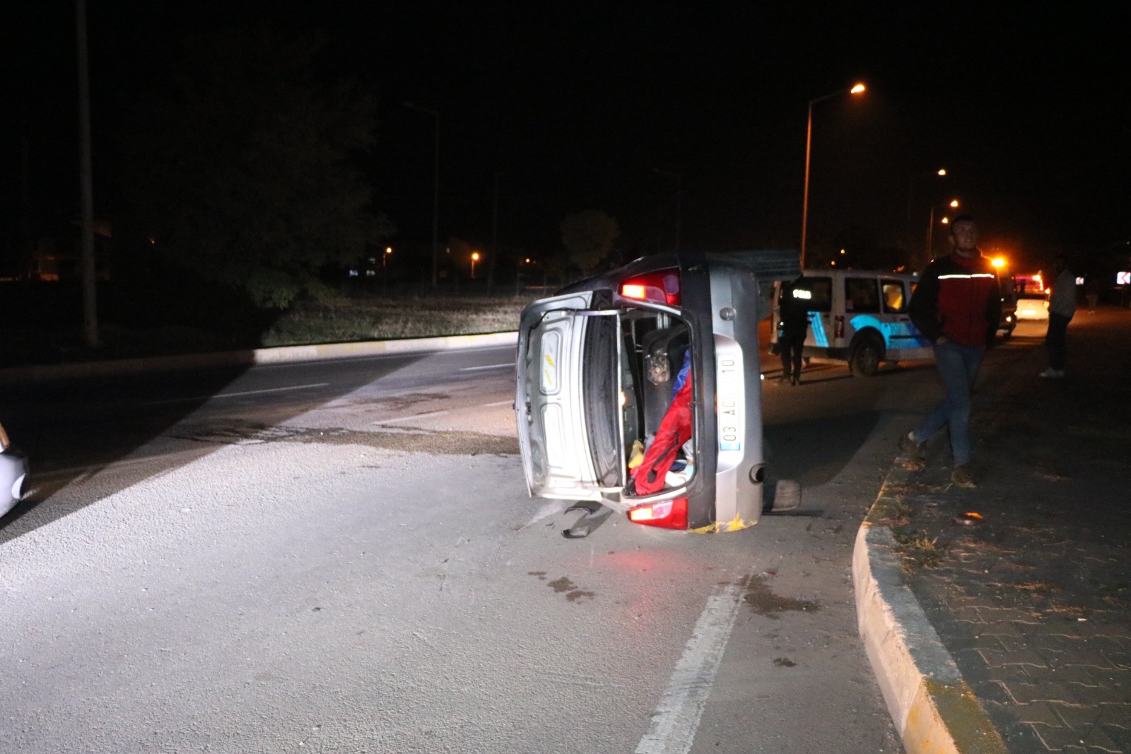 Afyon'fa Feci Kaza: Refüje çarpıp takla attı!  Kazada araçta aynı aileden 5 kişi yaralandı