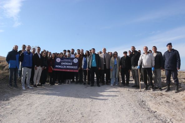 Emirdağ'da Gençler Cumhuriyetin101’inci Yılını 101 Adet Fidanla Kutladı