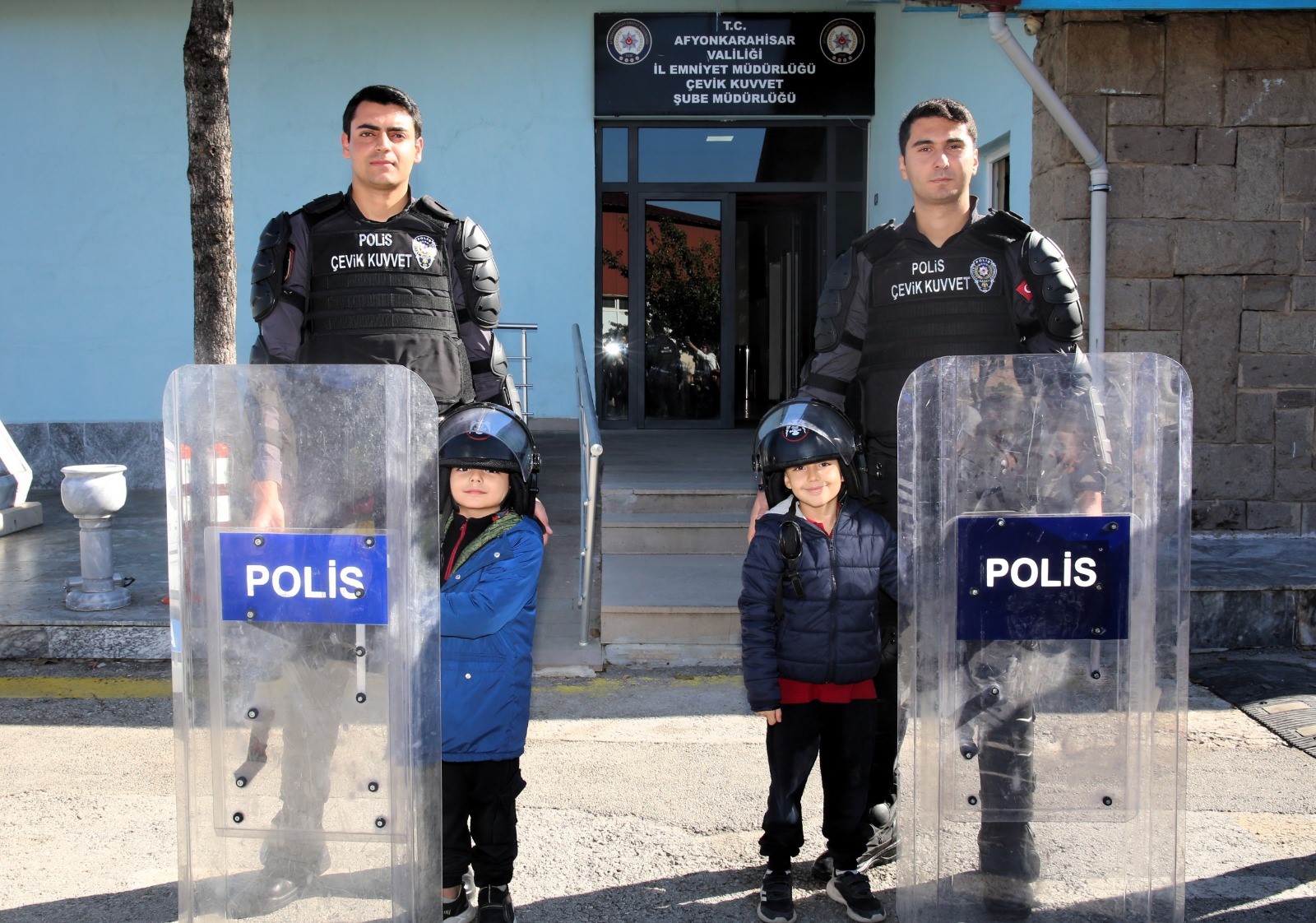 Polisler miniklere mesleklerini anlattı! Öğrenciler Emniyet araçlarını keşfetti