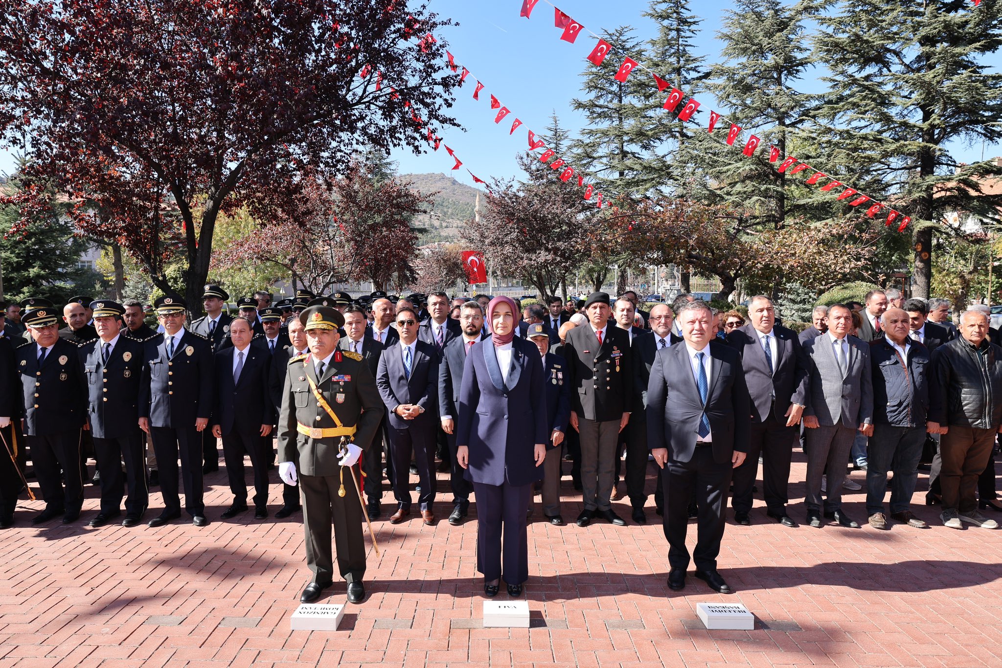 Vali Yiğitbaşı Kutlamalar Kapsamında Kocatepe Parkı’ndaki Atatürk Anıtına Çelenk Sundu