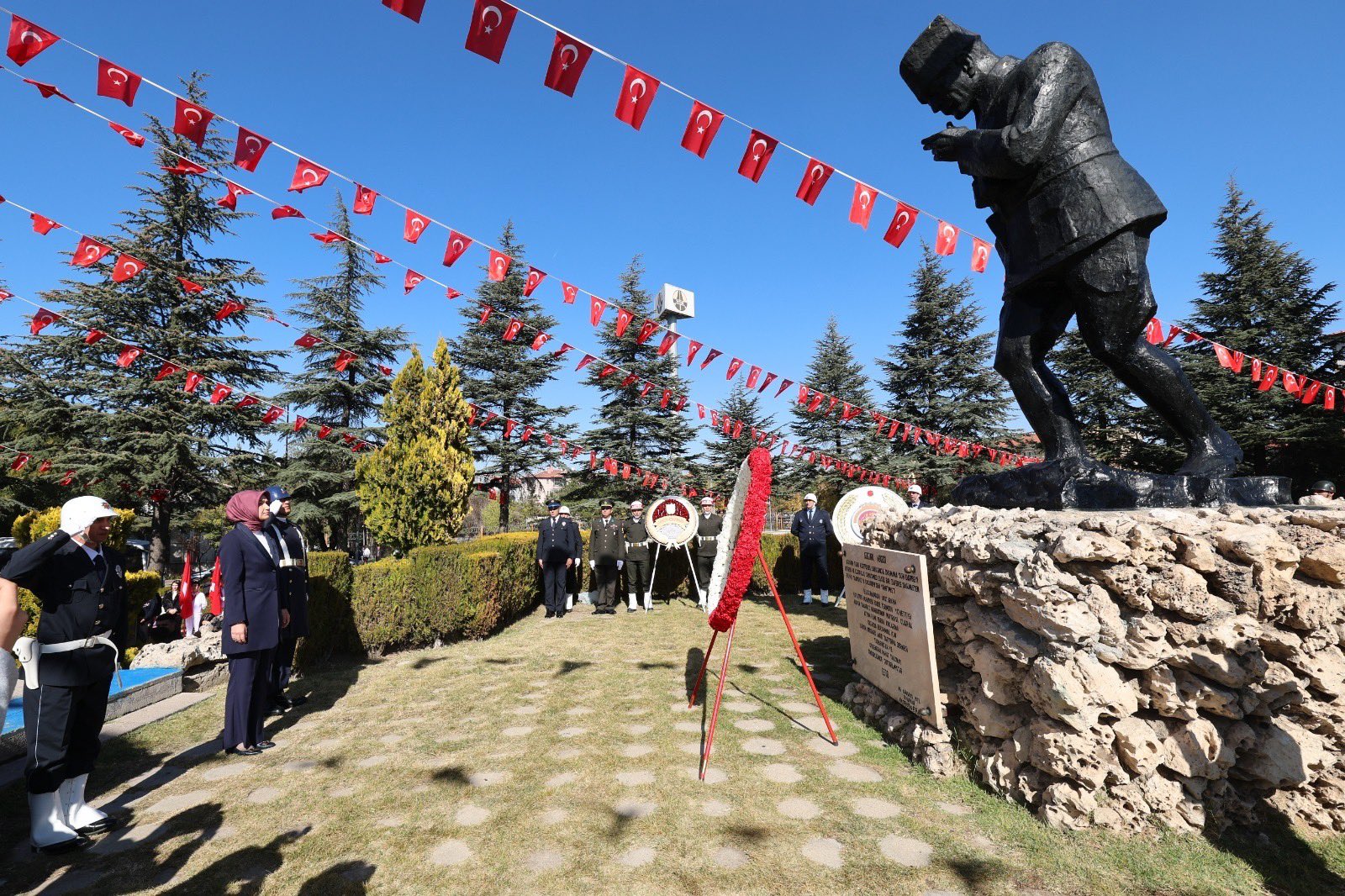 Vali Yiğitbaşı Kutlamalar Kapsamında Kocatepe Parkı’ndaki Atatürk Anıtına Çelenk Sundu