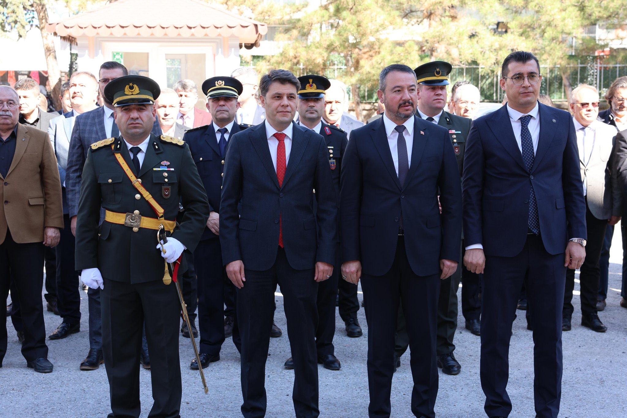 Atatürk Anıtı’na Çelenk Sunuldu! Sandıklı’da Cumhuriyetimizin 101. Yılı Coşkuyla Kutlandı