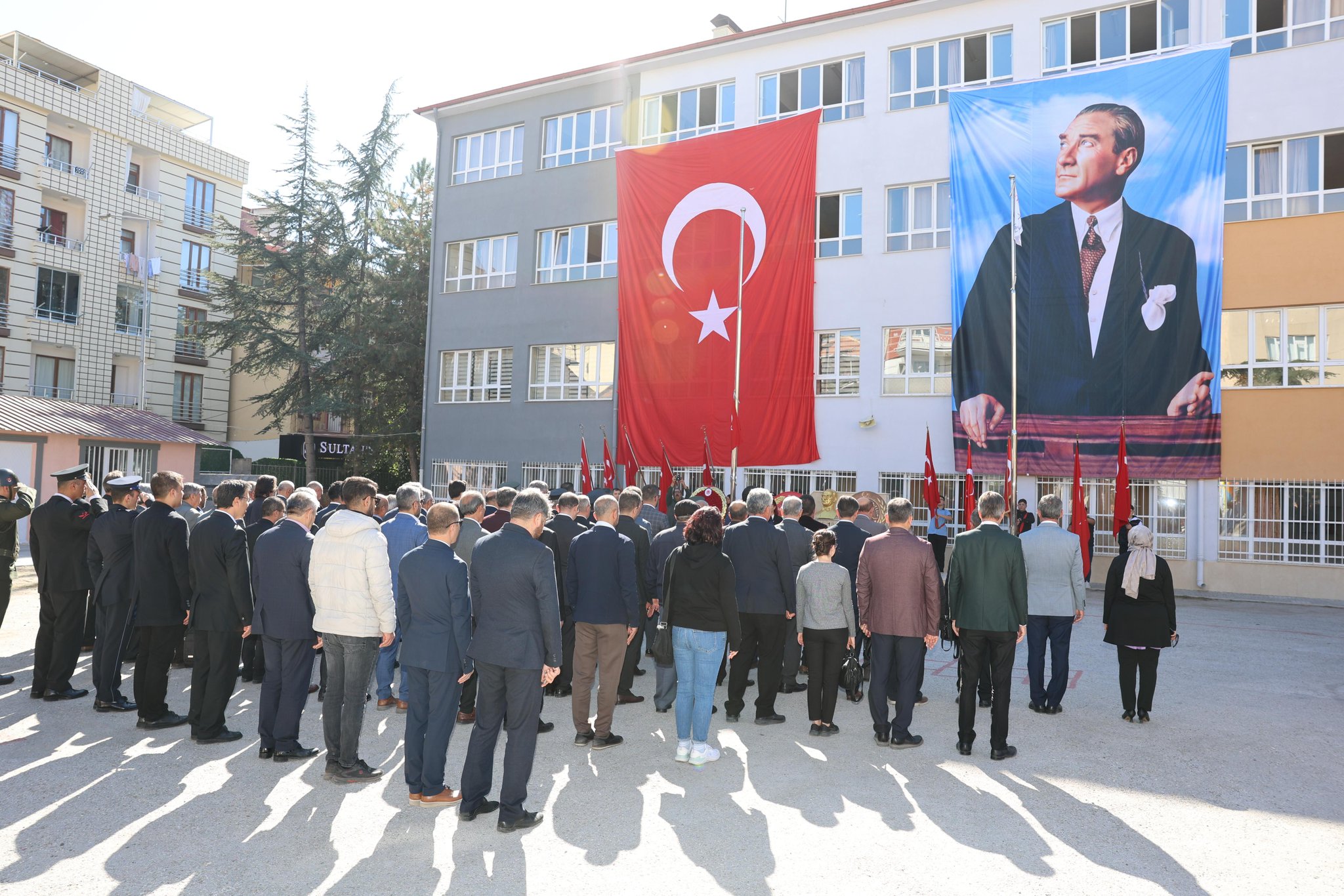 Atatürk Anıtı’na Çelenk Sunuldu! Sandıklı’da Cumhuriyetimizin 101. Yılı Coşkuyla Kutlandı