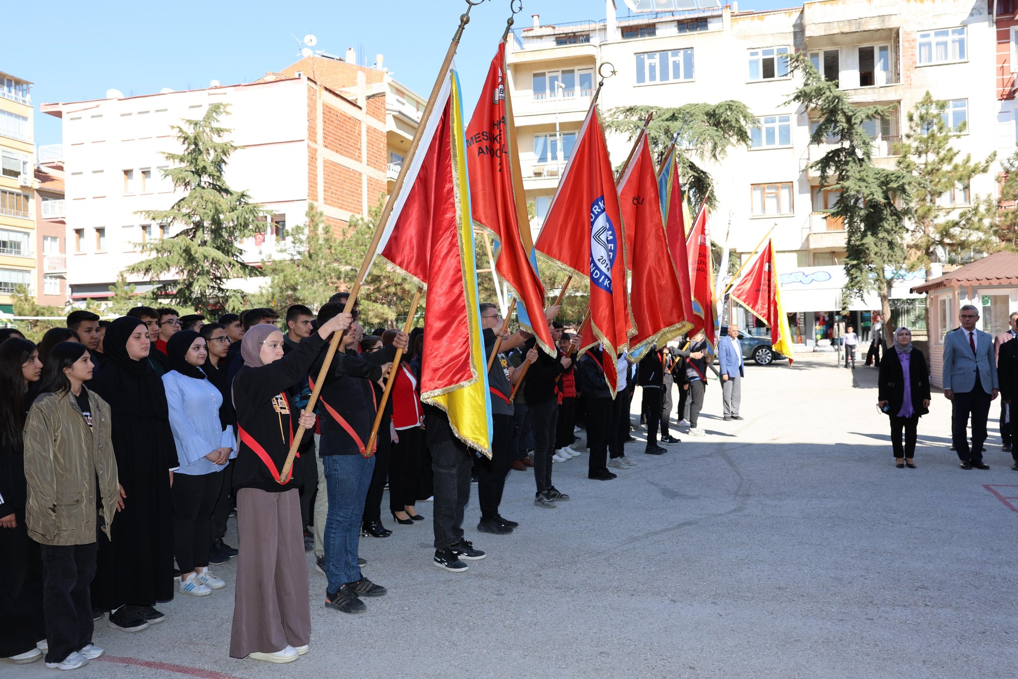 Atatürk Anıtı’na Çelenk Sunuldu! Sandıklı’da Cumhuriyetimizin 101. Yılı Coşkuyla Kutlandı