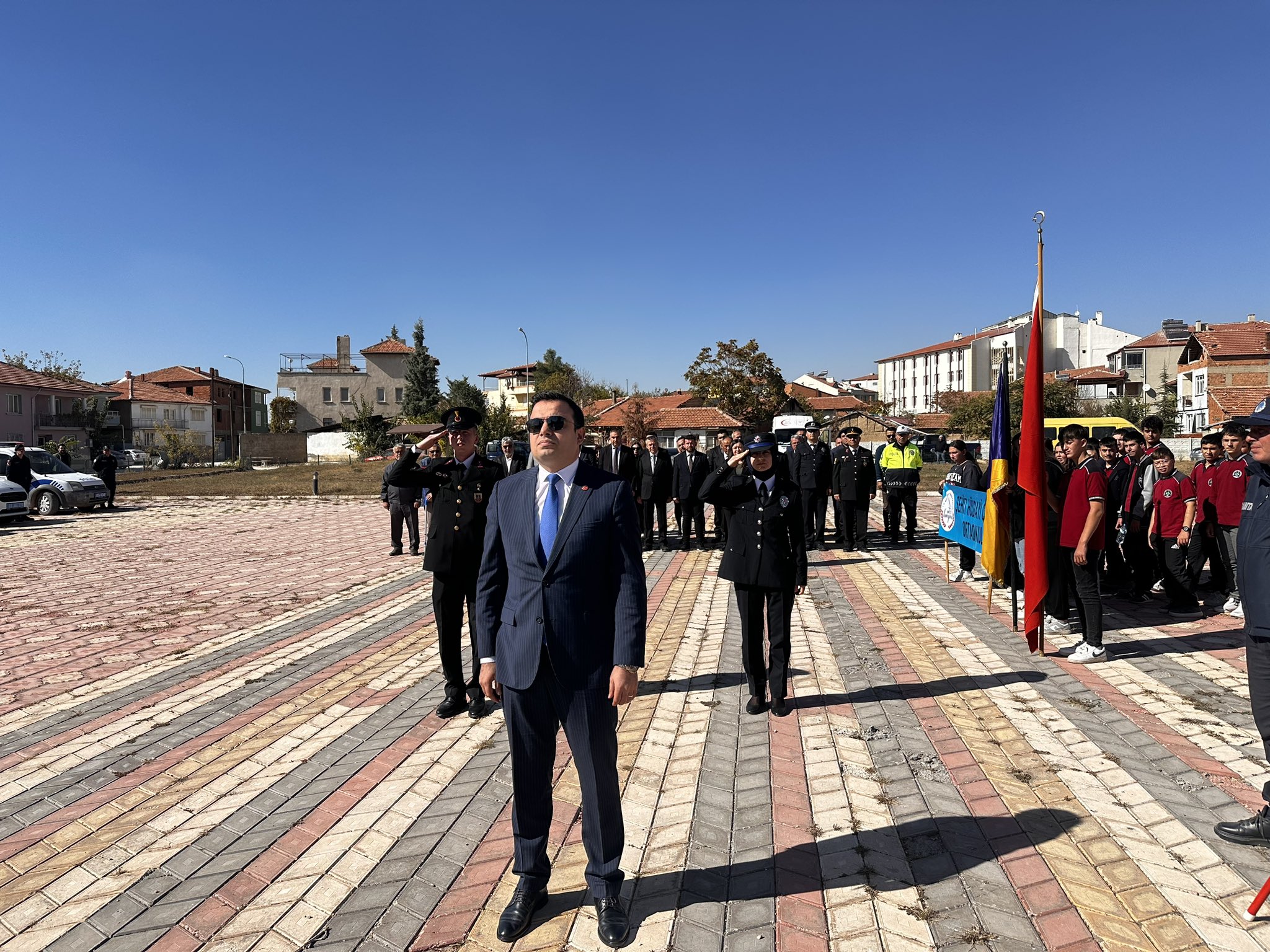 EVCİLER İLÇESİNDE ÇELENK SUNMA TÖRENİ GERÇEKLEŞTİRİLDİ