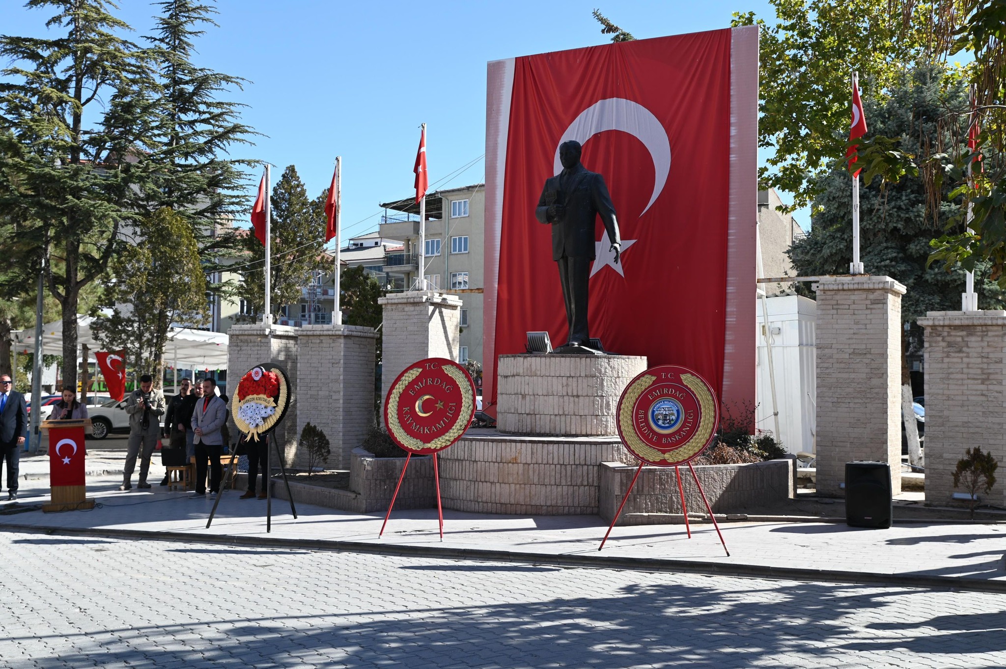 Emirdağ’da Cumhuriyet’in 101. Yıl Coşkusu Çelenk Sunma Töreni