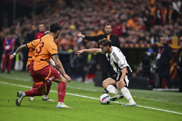 Derbide Kazanan Galatasaray!  Beşiktaş Sezonun İlk Yenilgisini Yaşadı