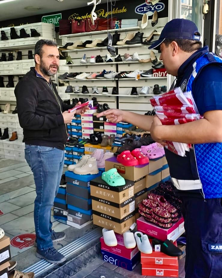 Afyon’da Cumhuriyet Bayramı İçin Bayrak Dağıtımı Yapıldı