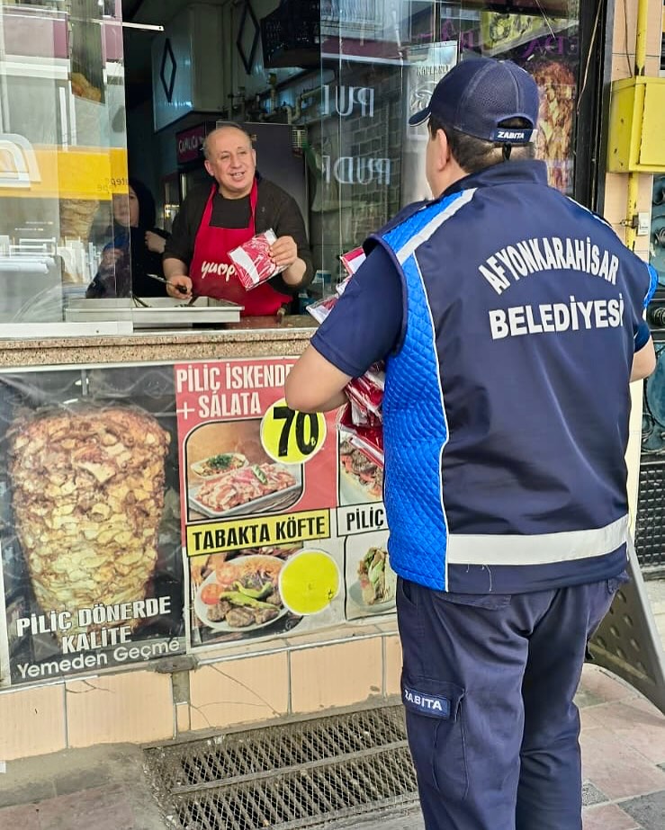 Afyon’da Cumhuriyet Bayramı İçin Bayrak Dağıtımı Yapıldı