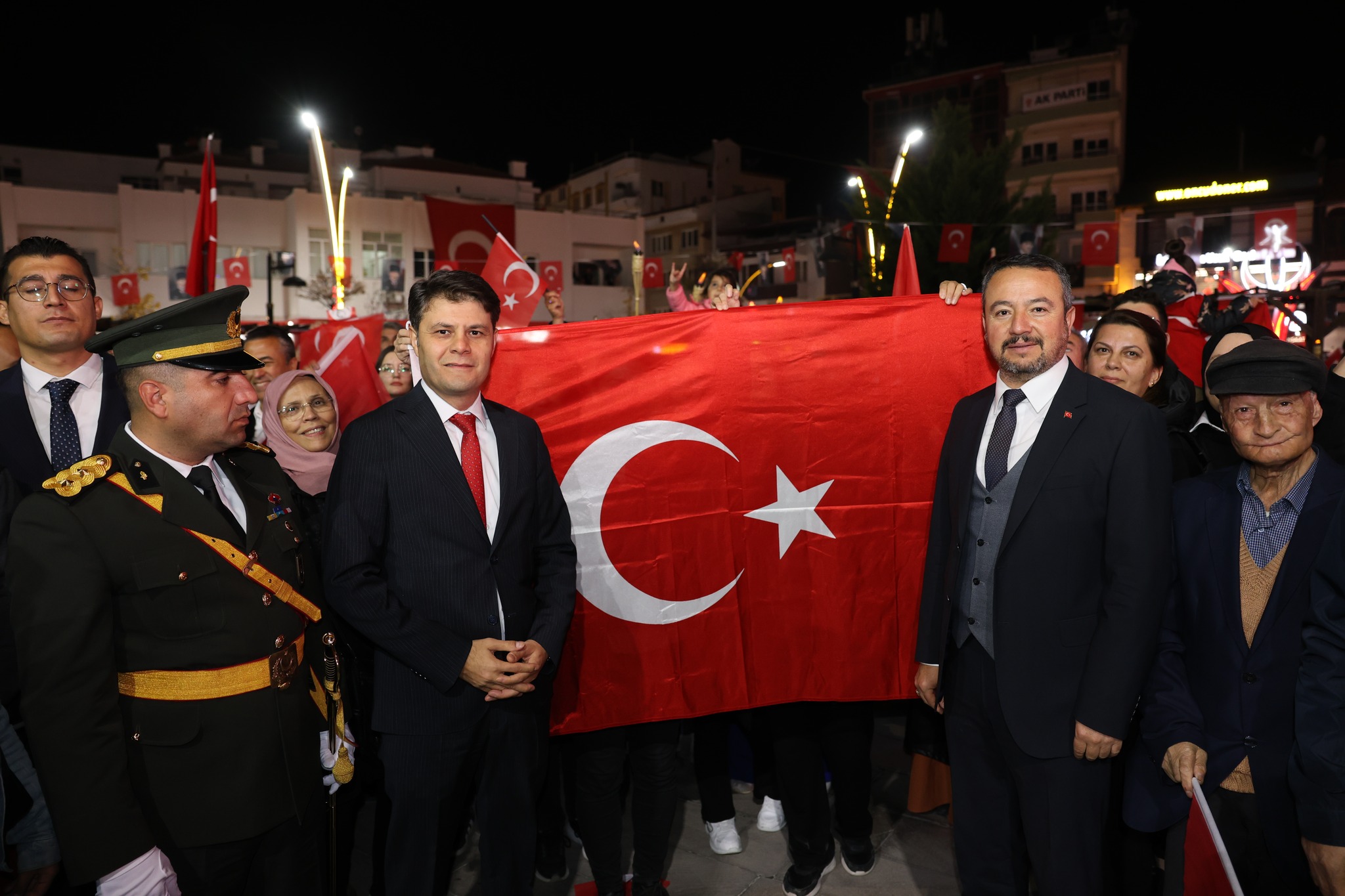 Sandıklı’da Cumhuriyet Coşkusu: Şanlı Türk Bayrağıyla Görkemli Yürüyüş