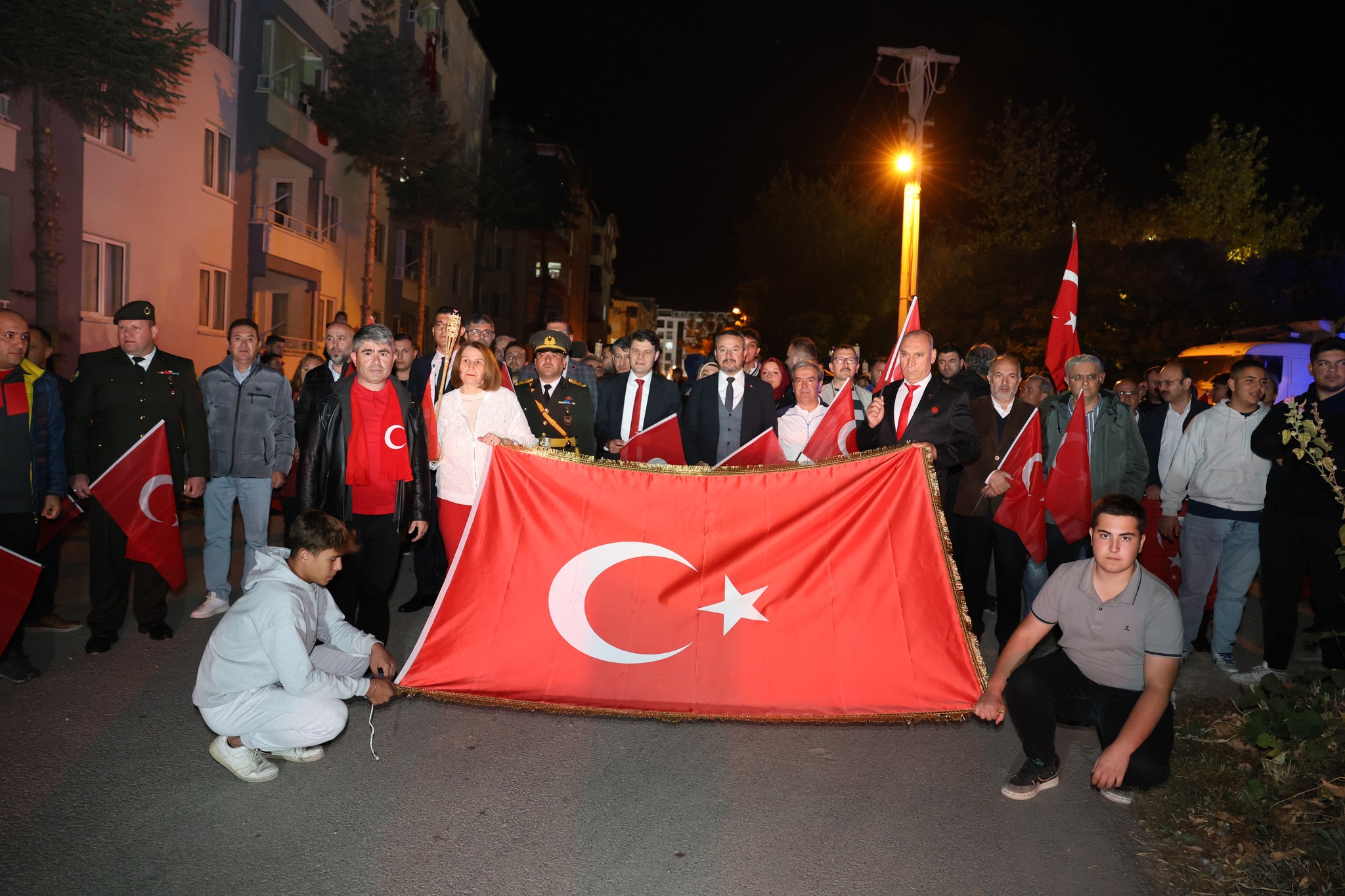 Sandıklı’da Cumhuriyet Coşkusu: Şanlı Türk Bayrağıyla Görkemli Yürüyüş