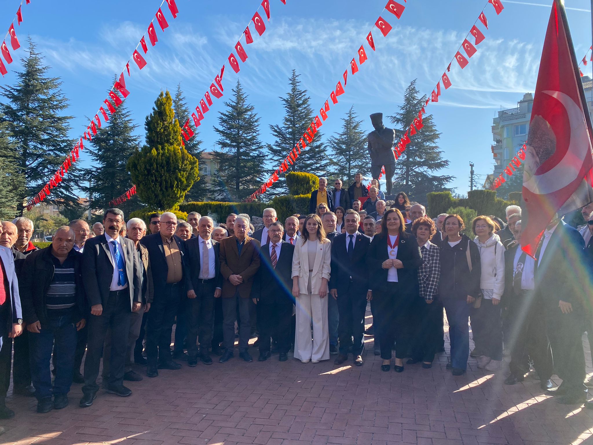 Cumhuriyet'in 101. Yılında CHP Afyonkarahisar'dan Anlamlı Çelenk Töreni! Kocatepe Anıtı'nda Coşkulu Cumhuriyet Bayramı Kutlaması