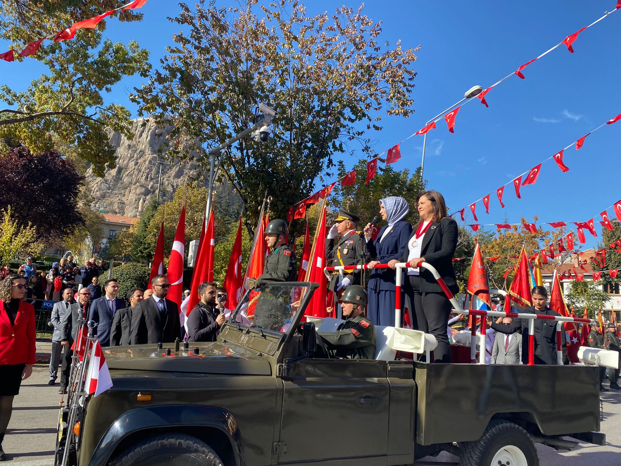 Vali Yiğitbaşı Kutlamalarda Selamlama Törenini Gerçekleştirdi