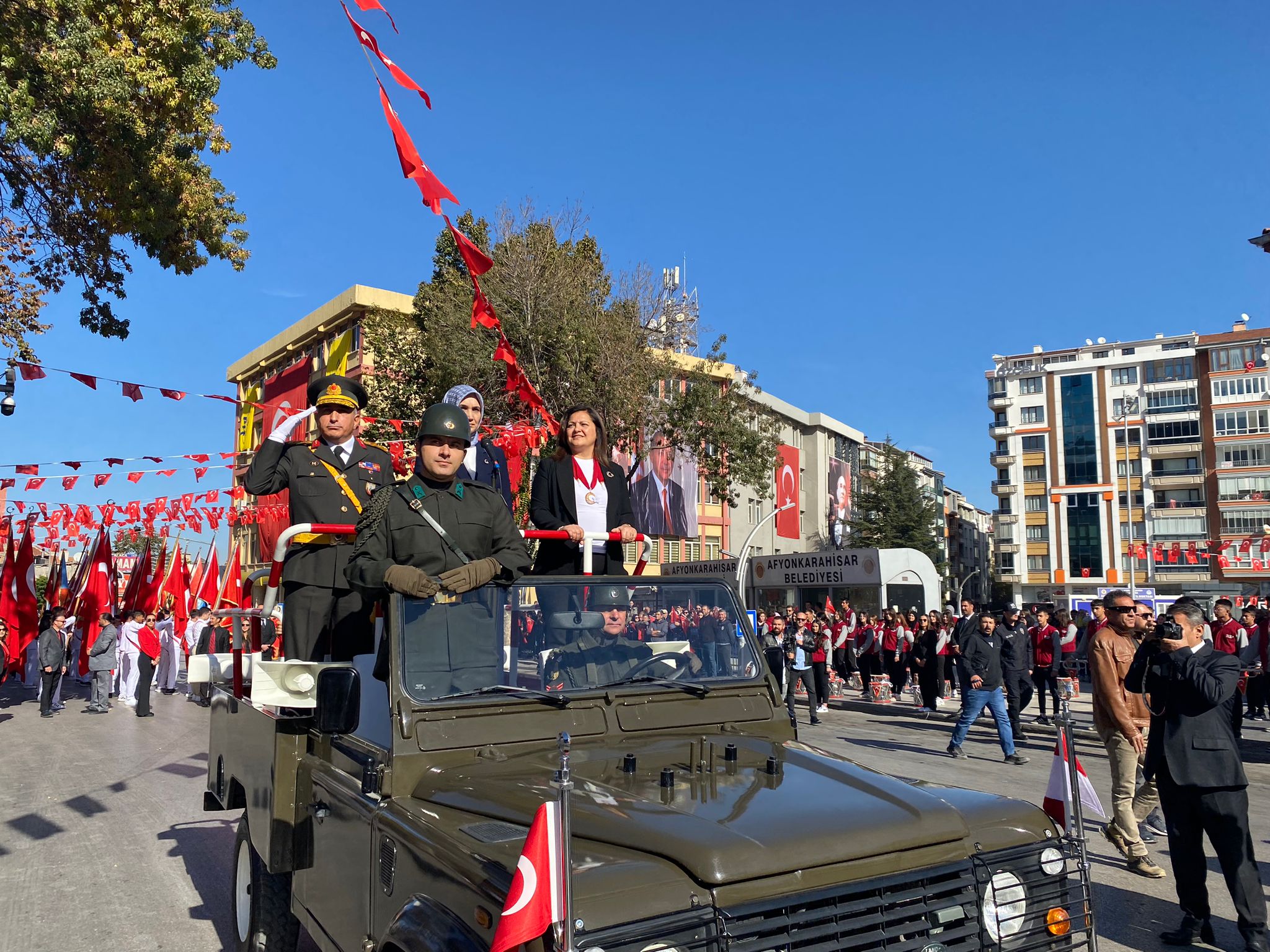 Vali Yiğitbaşı Kutlamalarda Selamlama Törenini Gerçekleştirdi
