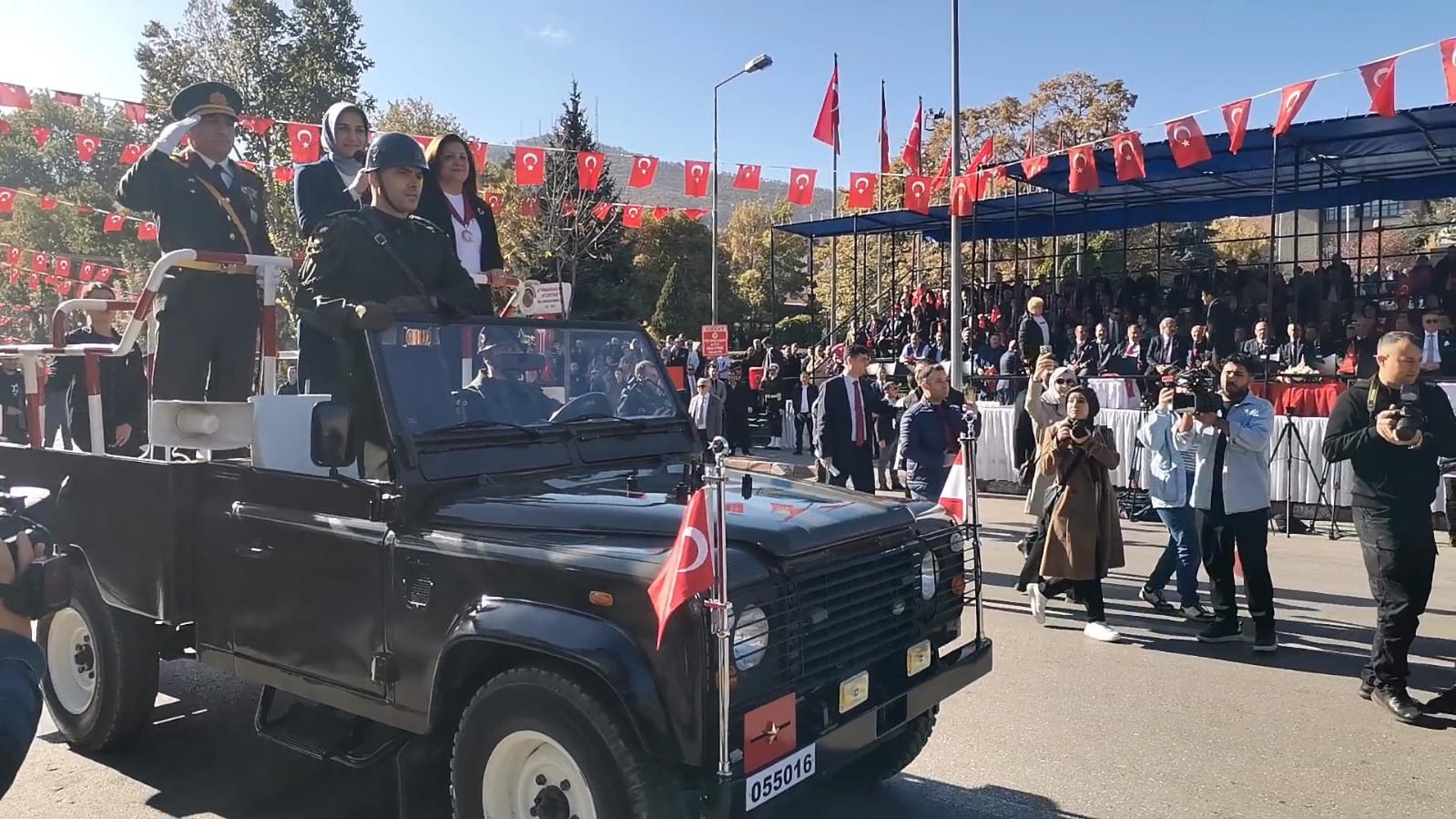 Vali Yiğitbaşı Kutlamalarda Selamlama Törenini Gerçekleştirdi