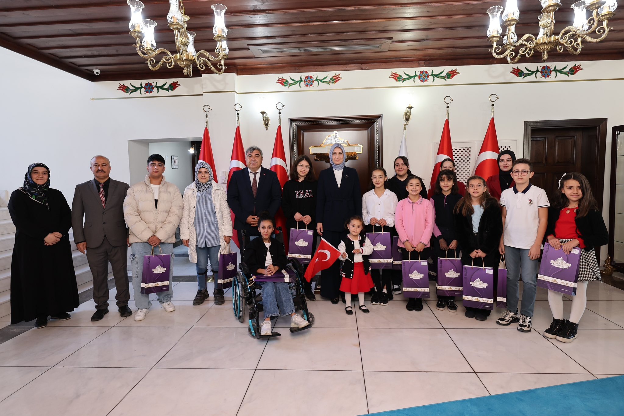 Vali Yiğitbaşı, Cumhuriyet Bayramı Yarışmalarında Dereceye Giren Öğrencilere Ödüllerini Verdi