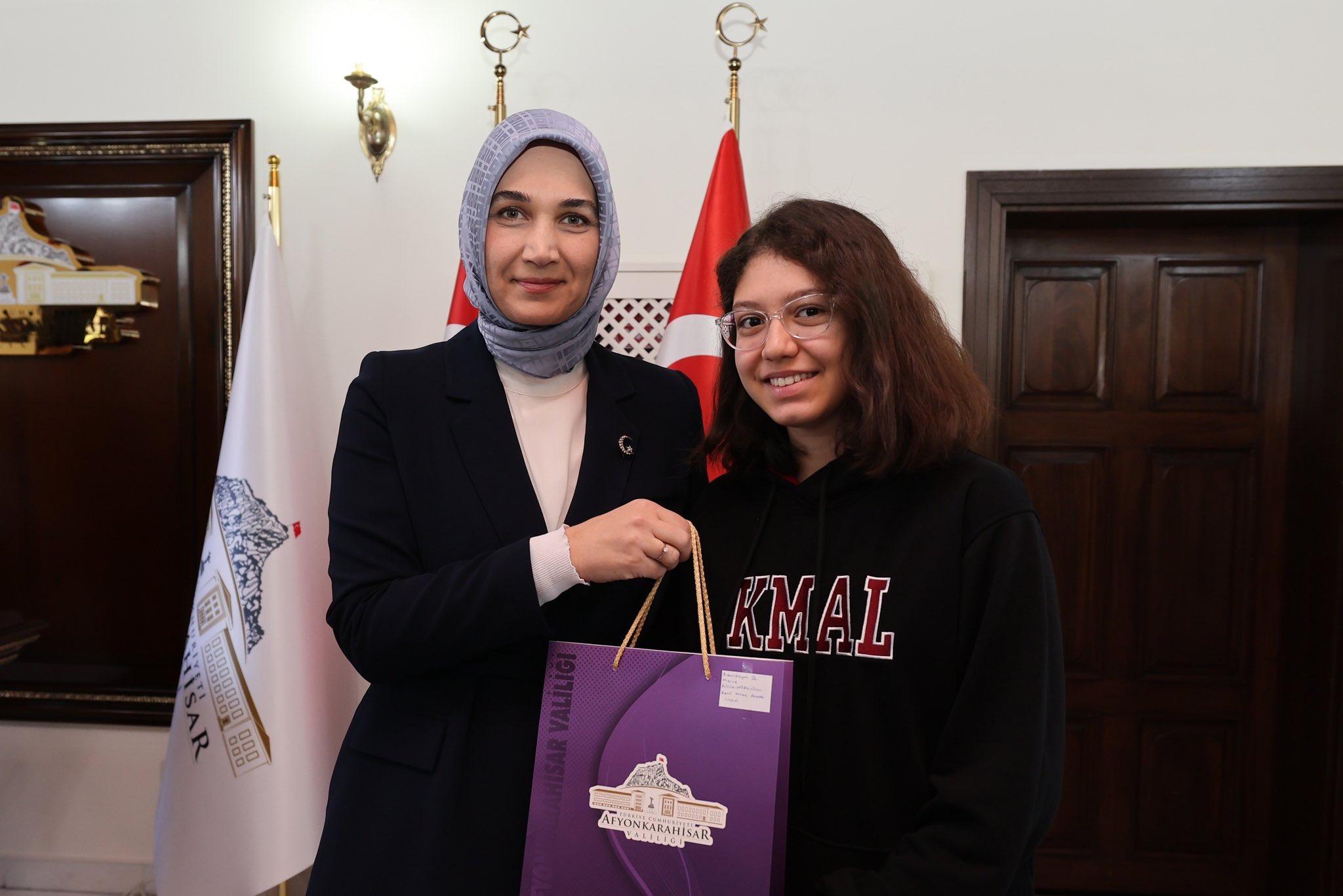 Vali Yiğitbaşı, Cumhuriyet Bayramı Yarışmalarında Dereceye Giren Öğrencilere Ödüllerini Verdi