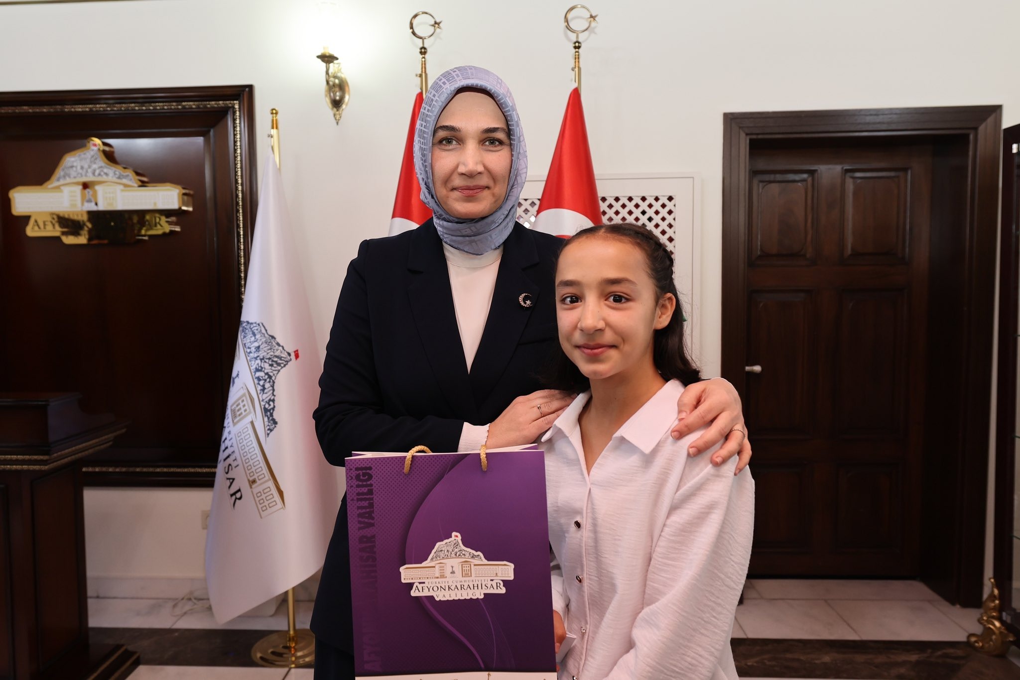 Vali Yiğitbaşı, Cumhuriyet Bayramı Yarışmalarında Dereceye Giren Öğrencilere Ödüllerini Verdi