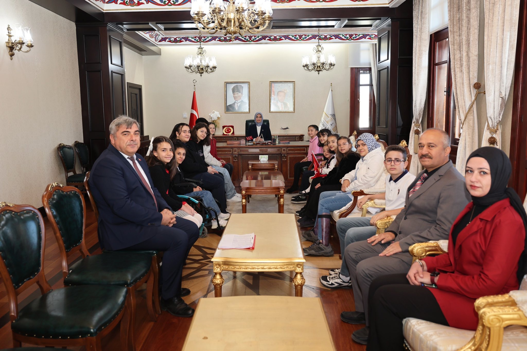 Vali Yiğitbaşı, Cumhuriyet Bayramı Yarışmalarında Dereceye Giren Öğrencilere Ödüllerini Verdi
