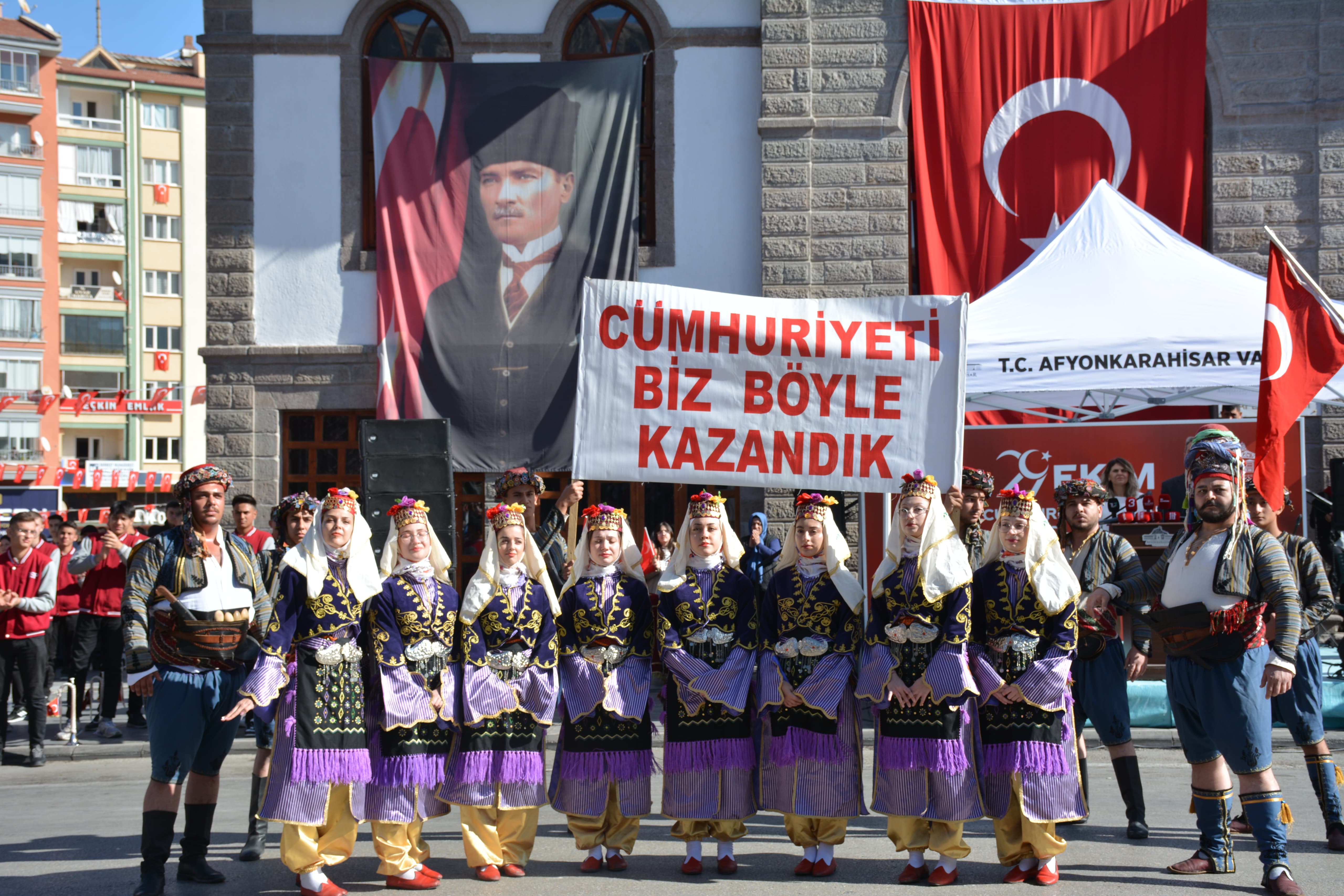 Zafer Meydanı'nda Cumhuriyet Bayramı Coşkusu Halk Oyunlarıyla Sürdü