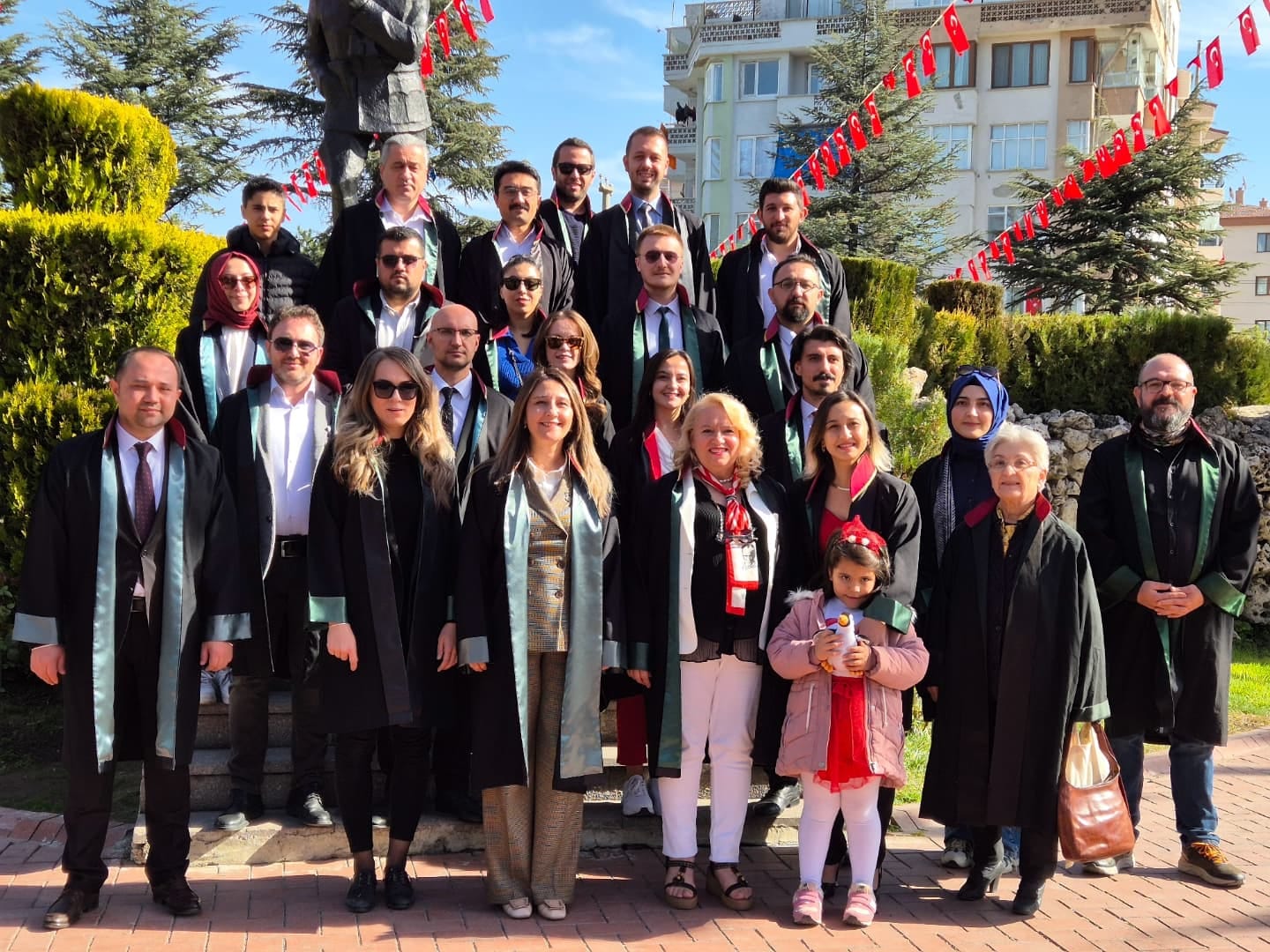 Afyonkarahisar Barosu Atatürk Anıtı’na Çelenk Sundu