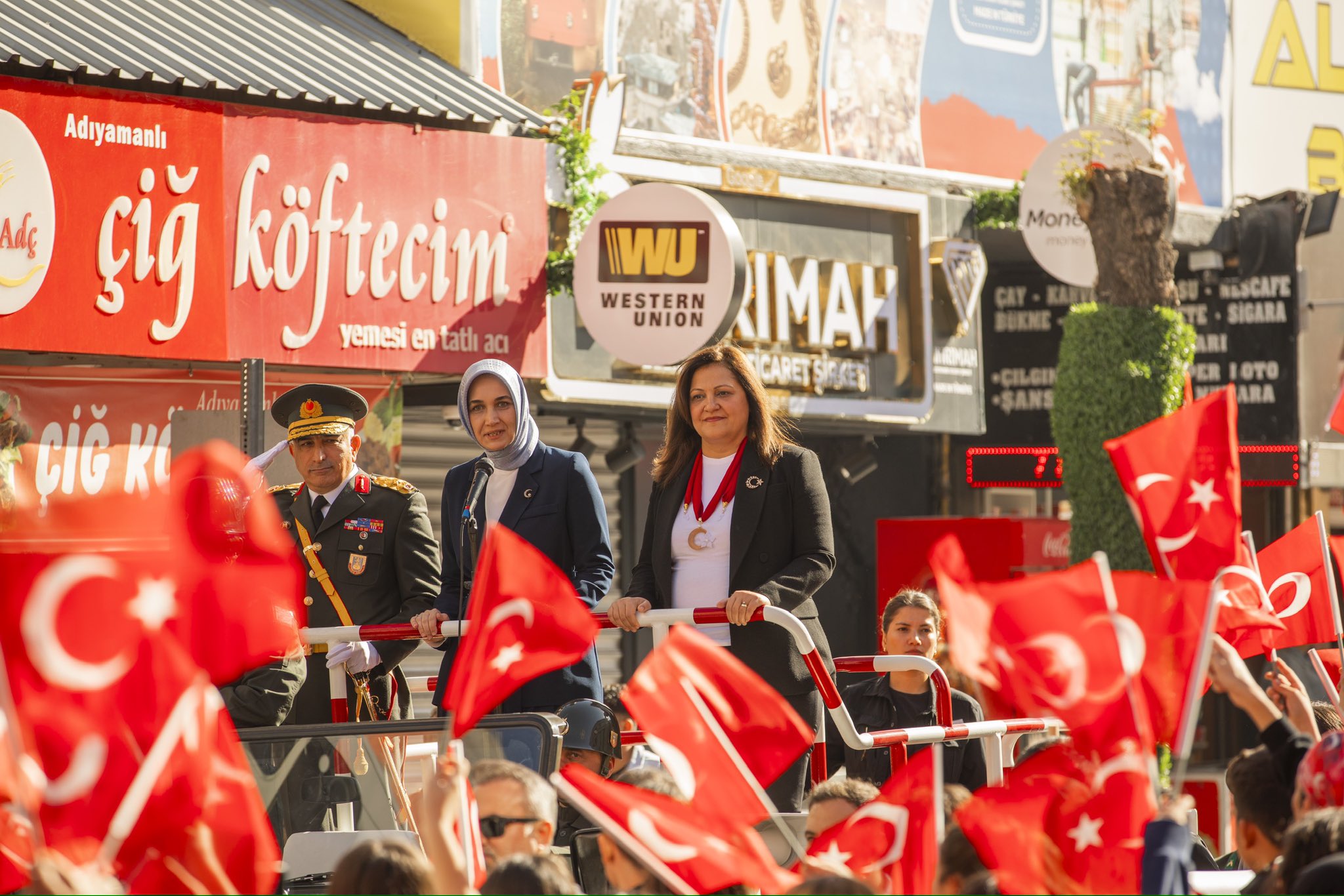 Topuklu Efe Coşkuya Ortak Oldu ‘’Birlik ve beraberlik içinde, nice 101 yıllara’’