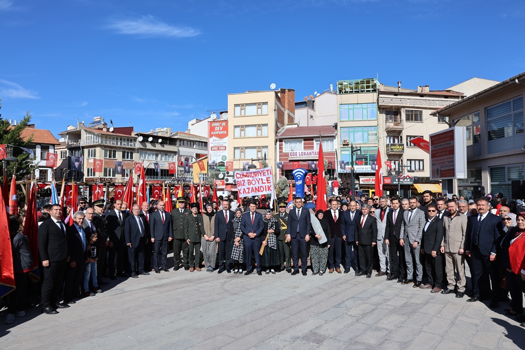 SANDIKLI'DA 29 EKİM CUMHURİYET BAYRAMI COŞKUYLA KUTLANDI