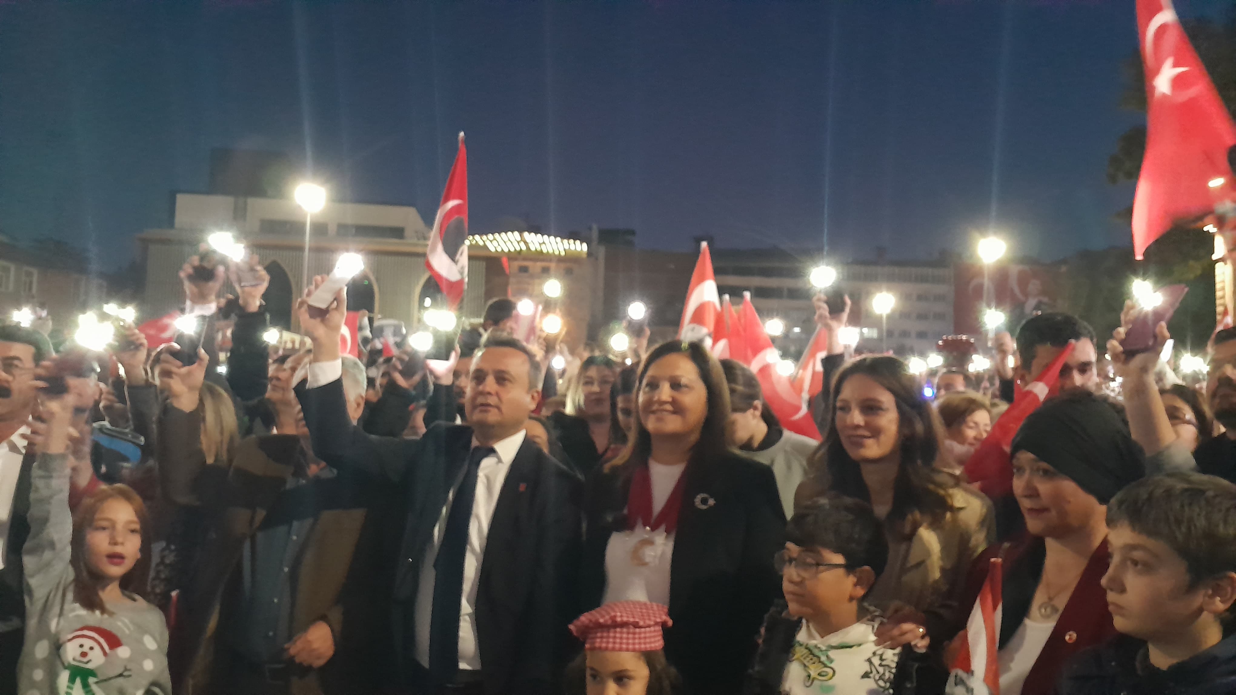 Cumhuriyet Coşkusu Fener Alayı ile Taçlandı