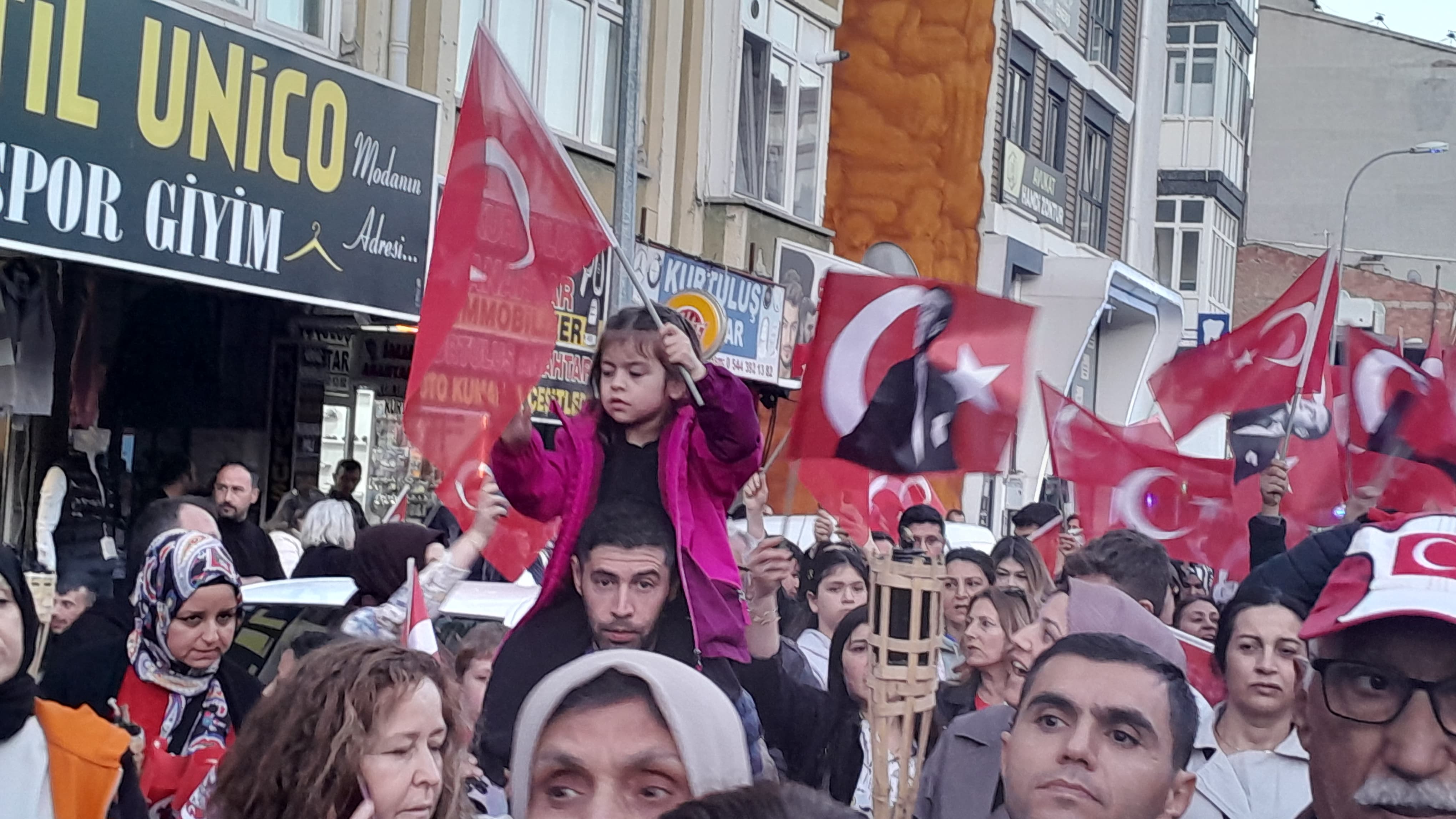 Cumhuriyet Coşkusu Fener Alayı ile Taçlandı