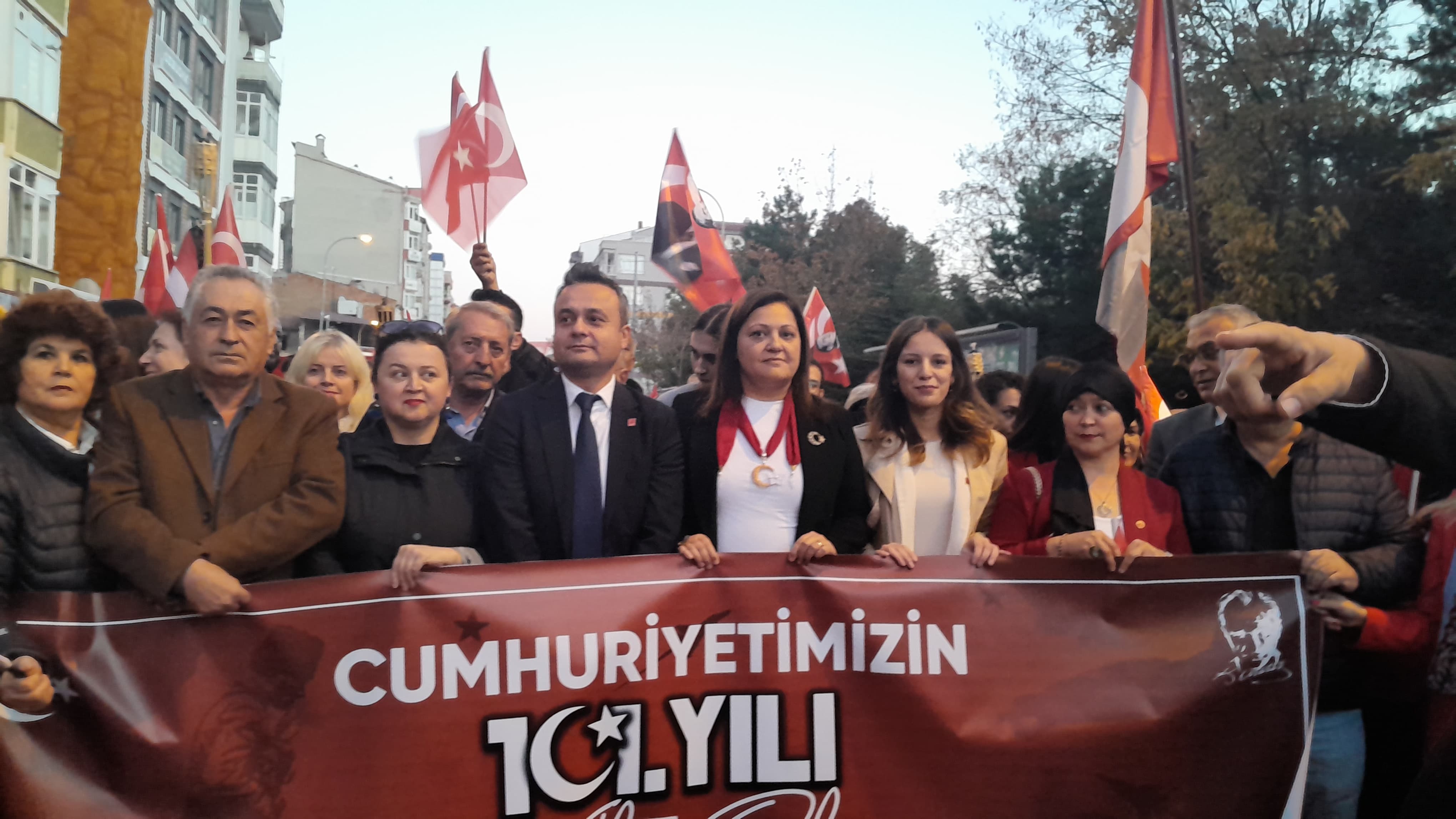 Cumhuriyet Coşkusu Fener Alayı ile Taçlandı