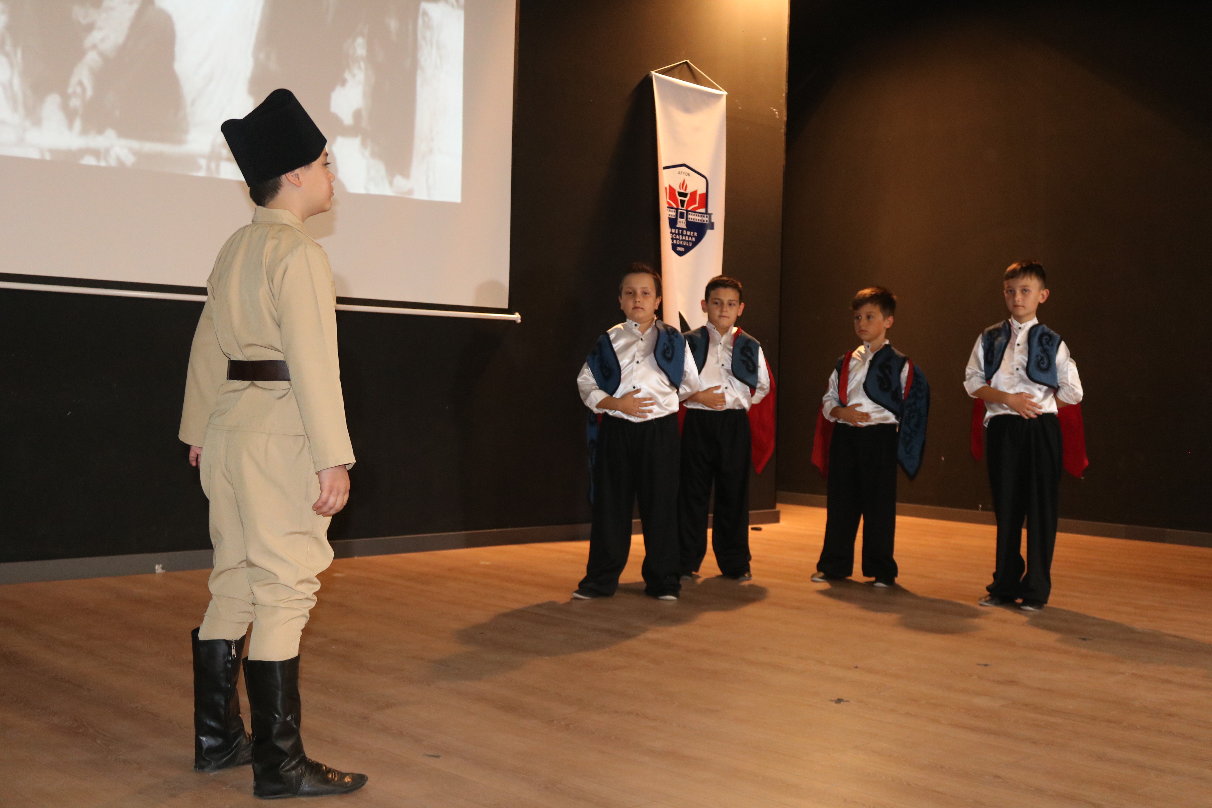 Kocaşaban'ın Minikleri Ayakta Alkışlandı Cumhuriyet Coşkusunu Zirveye Taşıdılar