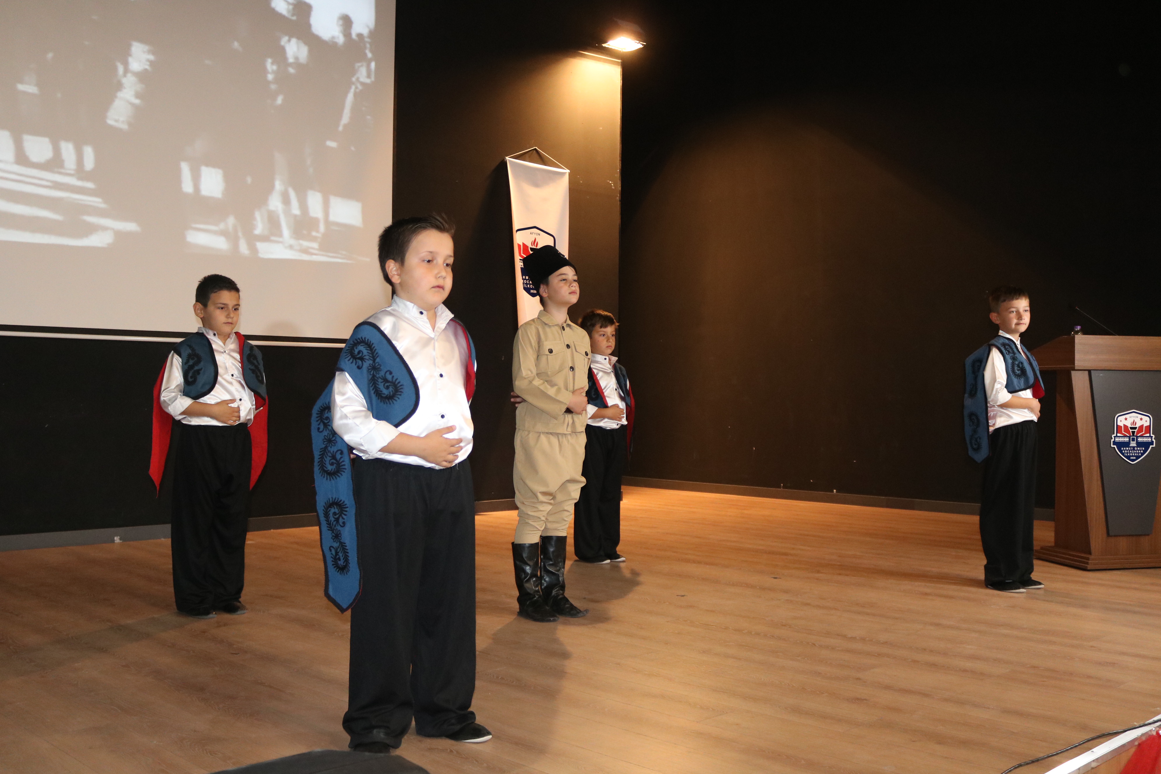 Kocaşaban'ın Minikleri Ayakta Alkışlandı Cumhuriyet Coşkusunu Zirveye Taşıdılar