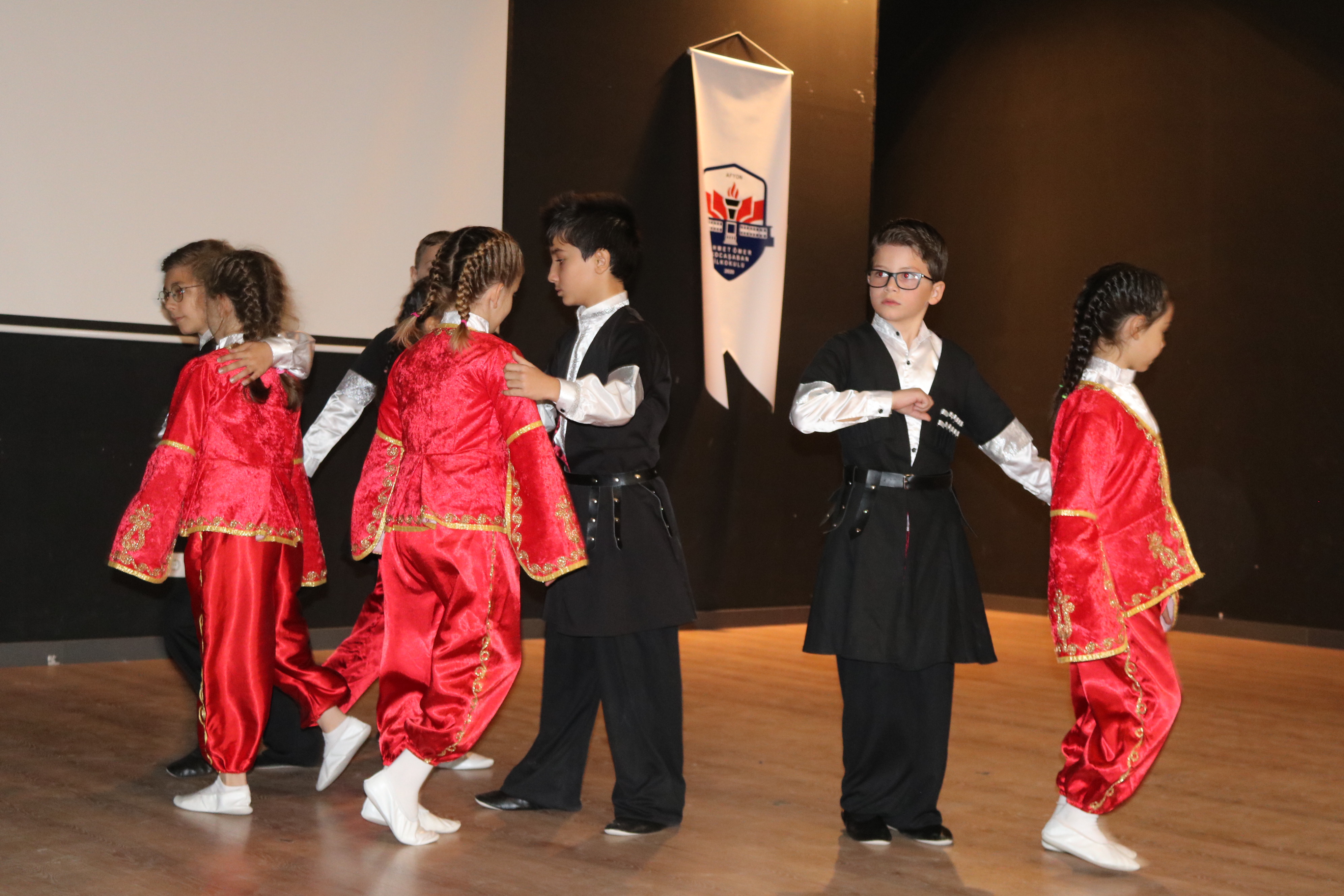 Kocaşaban'ın Minikleri Ayakta Alkışlandı Cumhuriyet Coşkusunu Zirveye Taşıdılar