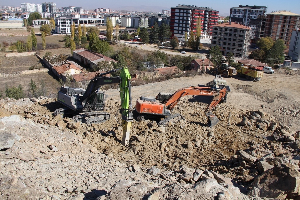 HUZUREVİ ARAZİSİNDE İŞ MAKİNALARI ÇALIŞIYOR