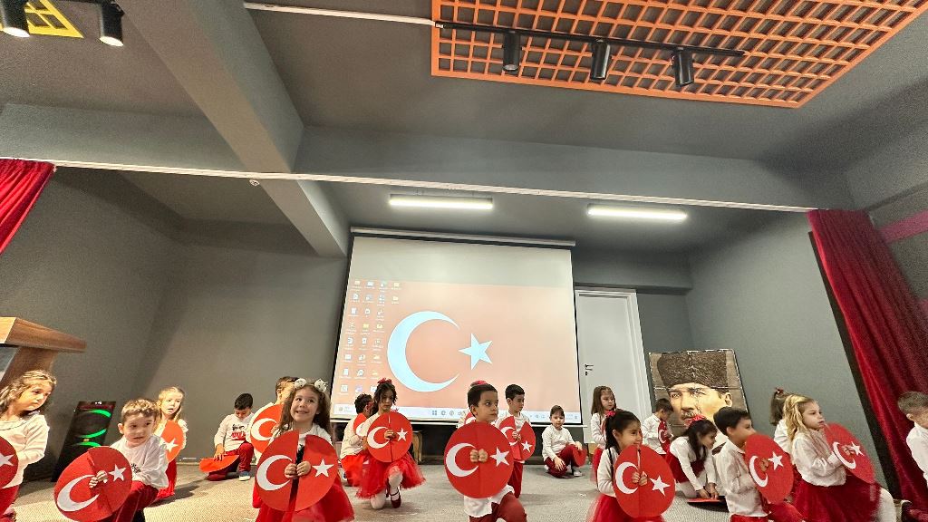 ATOM KARINCALAR 29 EKİM'DE 100 ÖĞRENCİYLE BAYRAM COŞKUSU YAŞADI