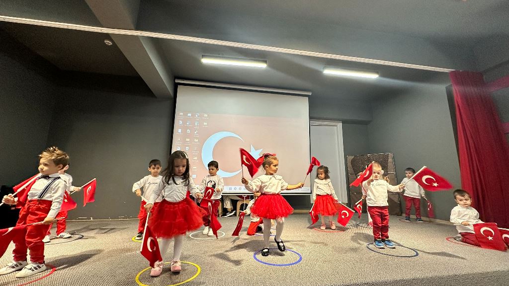 ATOM KARINCALAR 29 EKİM'DE 100 ÖĞRENCİYLE BAYRAM COŞKUSU YAŞADI