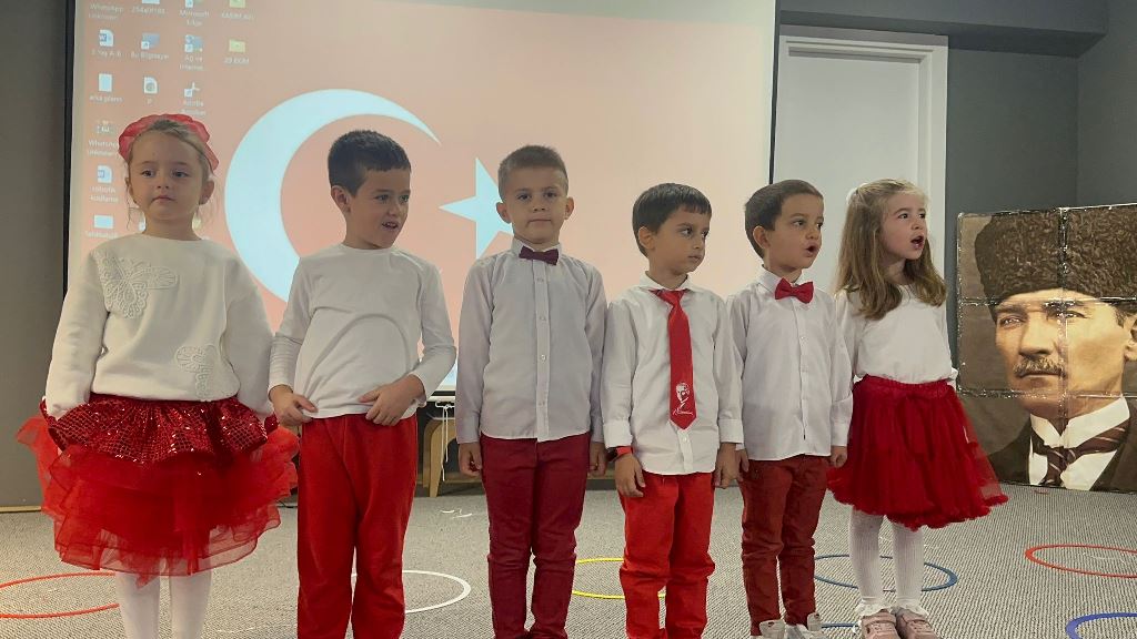 ATOM KARINCALAR 29 EKİM'DE 100 ÖĞRENCİYLE BAYRAM COŞKUSU YAŞADI