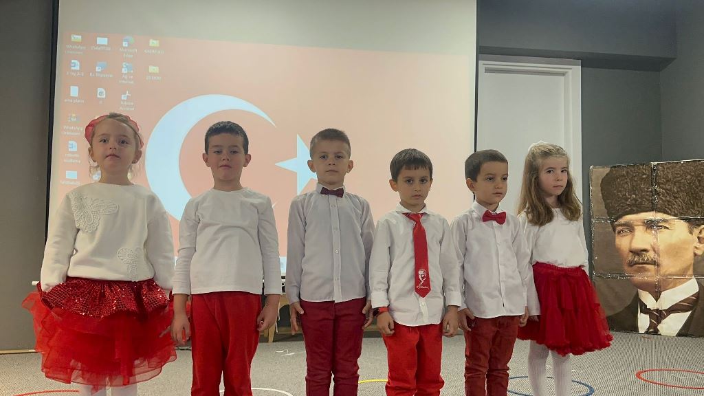 ATOM KARINCALAR 29 EKİM'DE 100 ÖĞRENCİYLE BAYRAM COŞKUSU YAŞADI