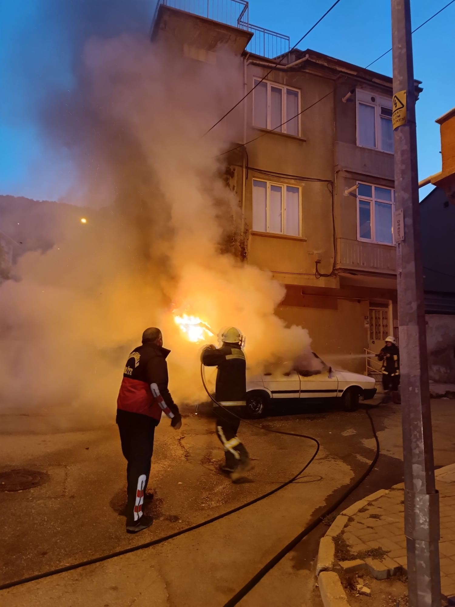 Park halindeki otomobilde yangın çıktı!  Otomobil yangın sonrası kullanılamaz hale geldi