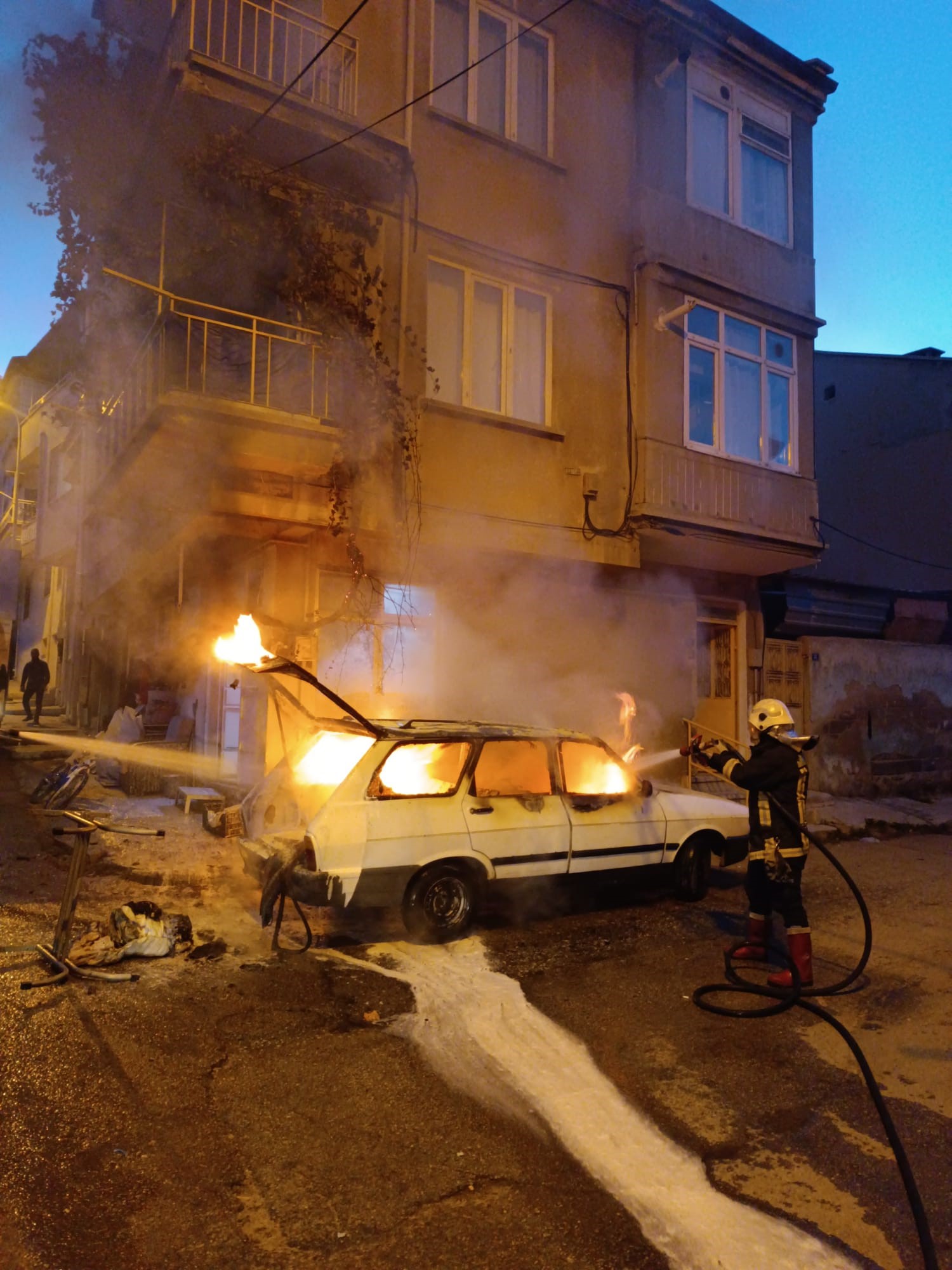 Park halindeki otomobilde yangın çıktı!  Otomobil yangın sonrası kullanılamaz hale geldi