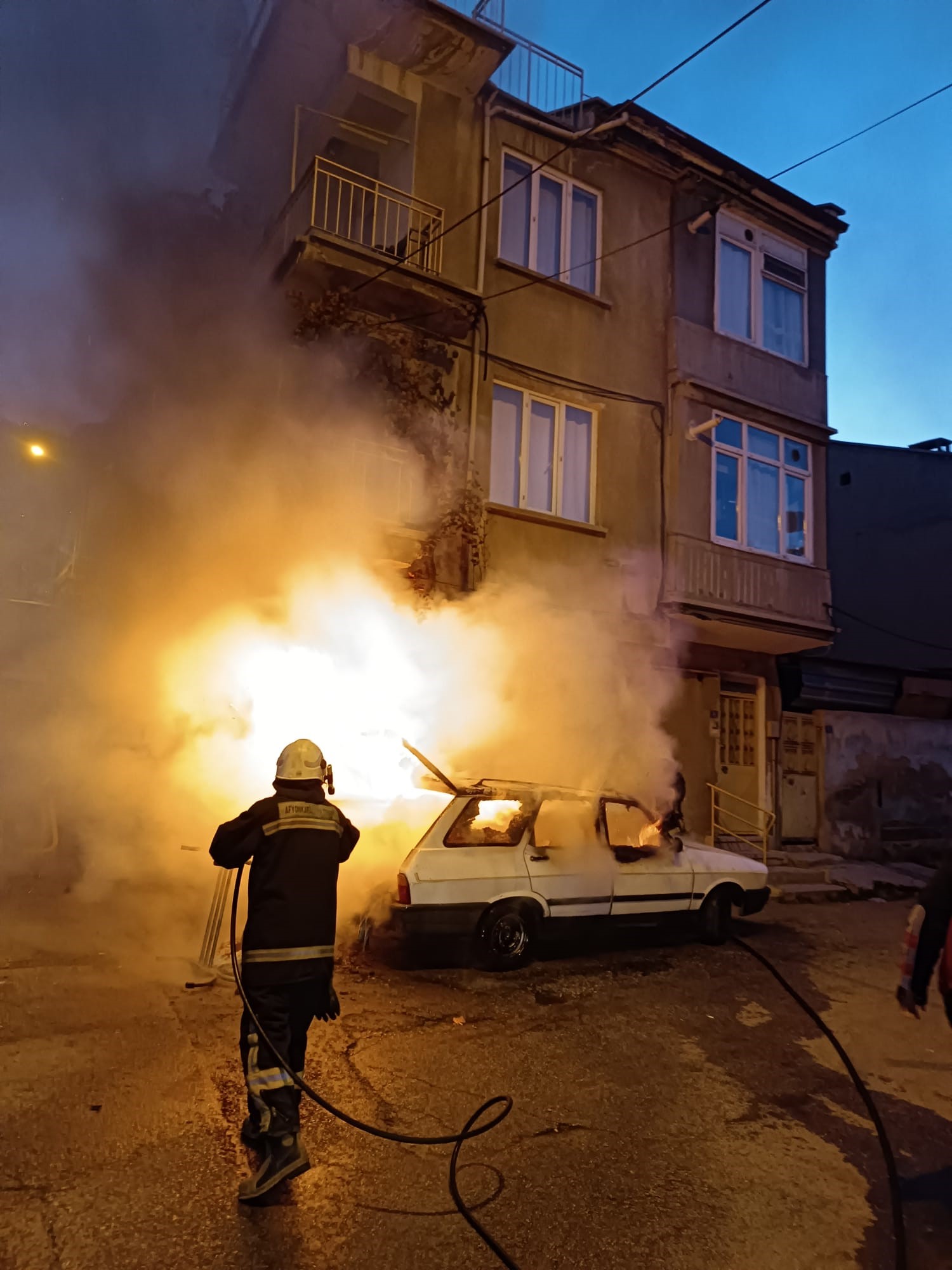 Park halindeki otomobilde yangın çıktı!  Otomobil yangın sonrası kullanılamaz hale geldi
