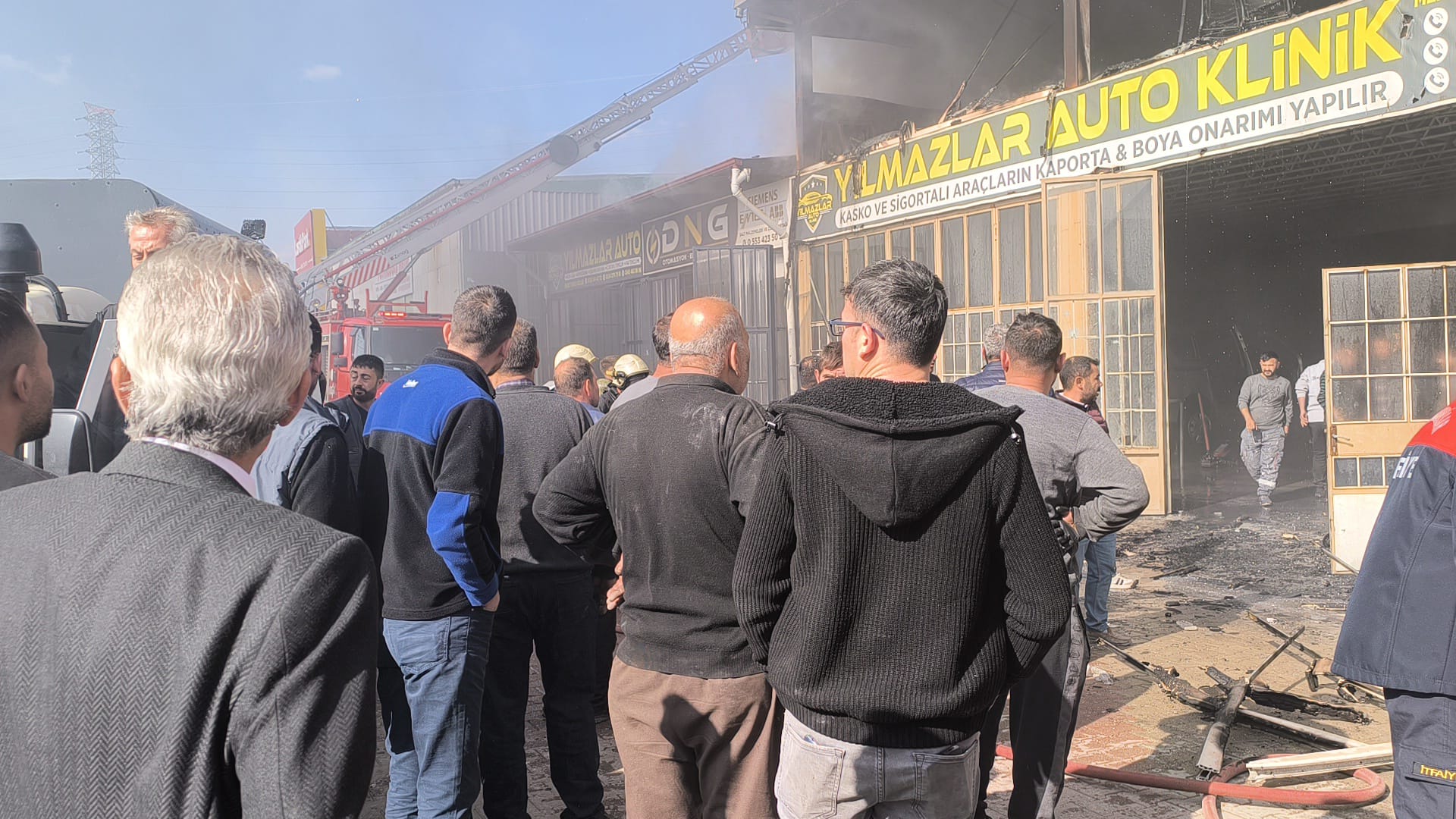Afyonkarahisar Sanayi Sitesi'nde Korkutan Yangın!  Yangın Kontrol Altına Alınmaya Çalışılıyor