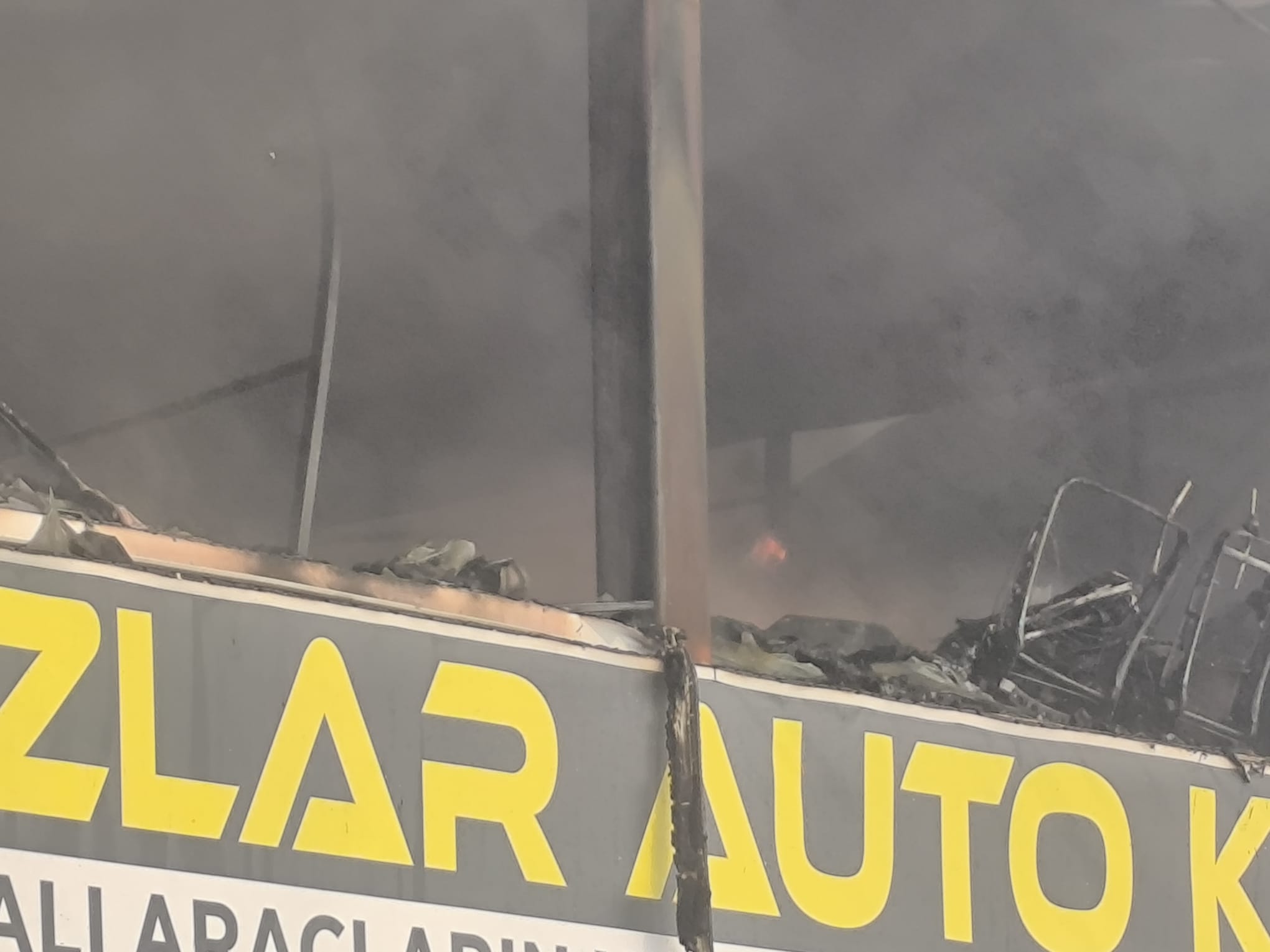 Afyonkarahisar Sanayi Sitesi'nde Korkutan Yangın!  Yangın Kontrol Altına Alınmaya Çalışılıyor